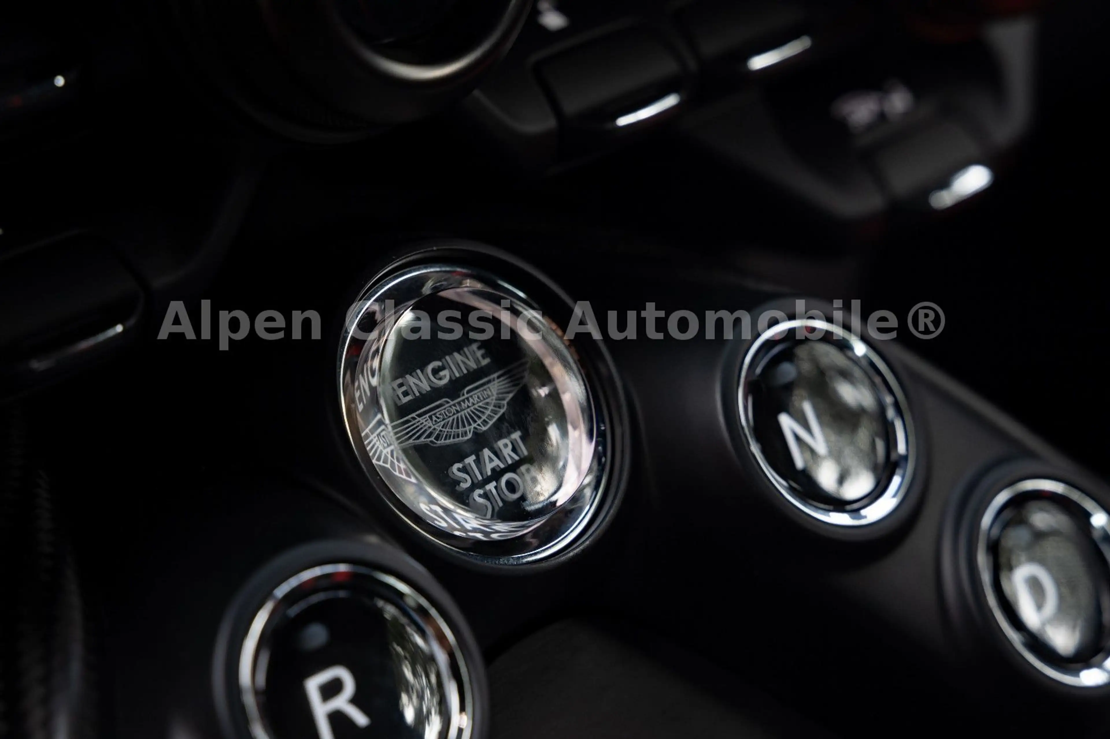 Aston Martin Vantage Roadster 4.0 V12 Sitzbel., Carbon — photo 12