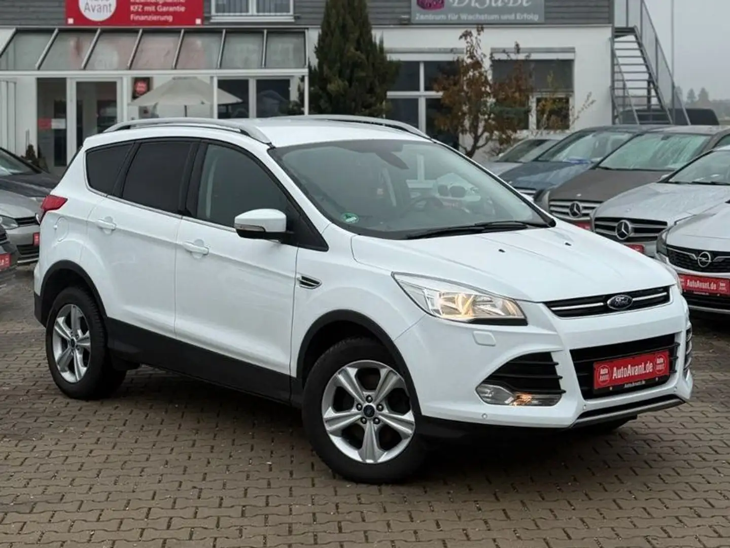 Ford Kuga 2.0 TDCI Titanium 4x2*AHK*SHZ*NAVI*PDC*GRA* Weiß - 1