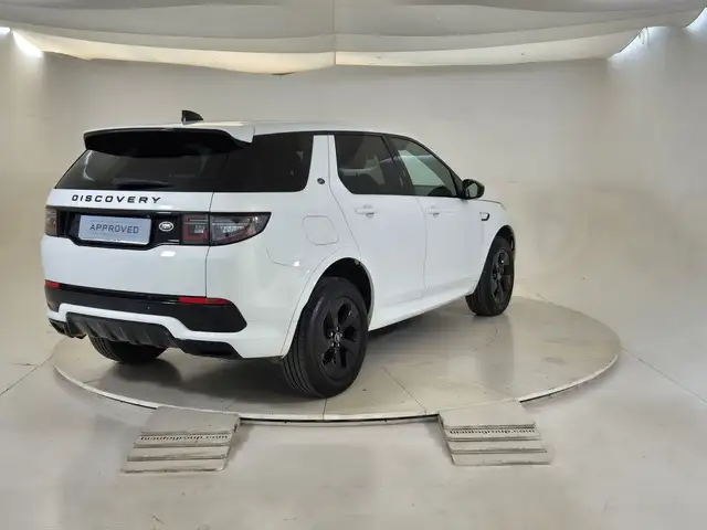 Land Rover Discovery Sport view 4