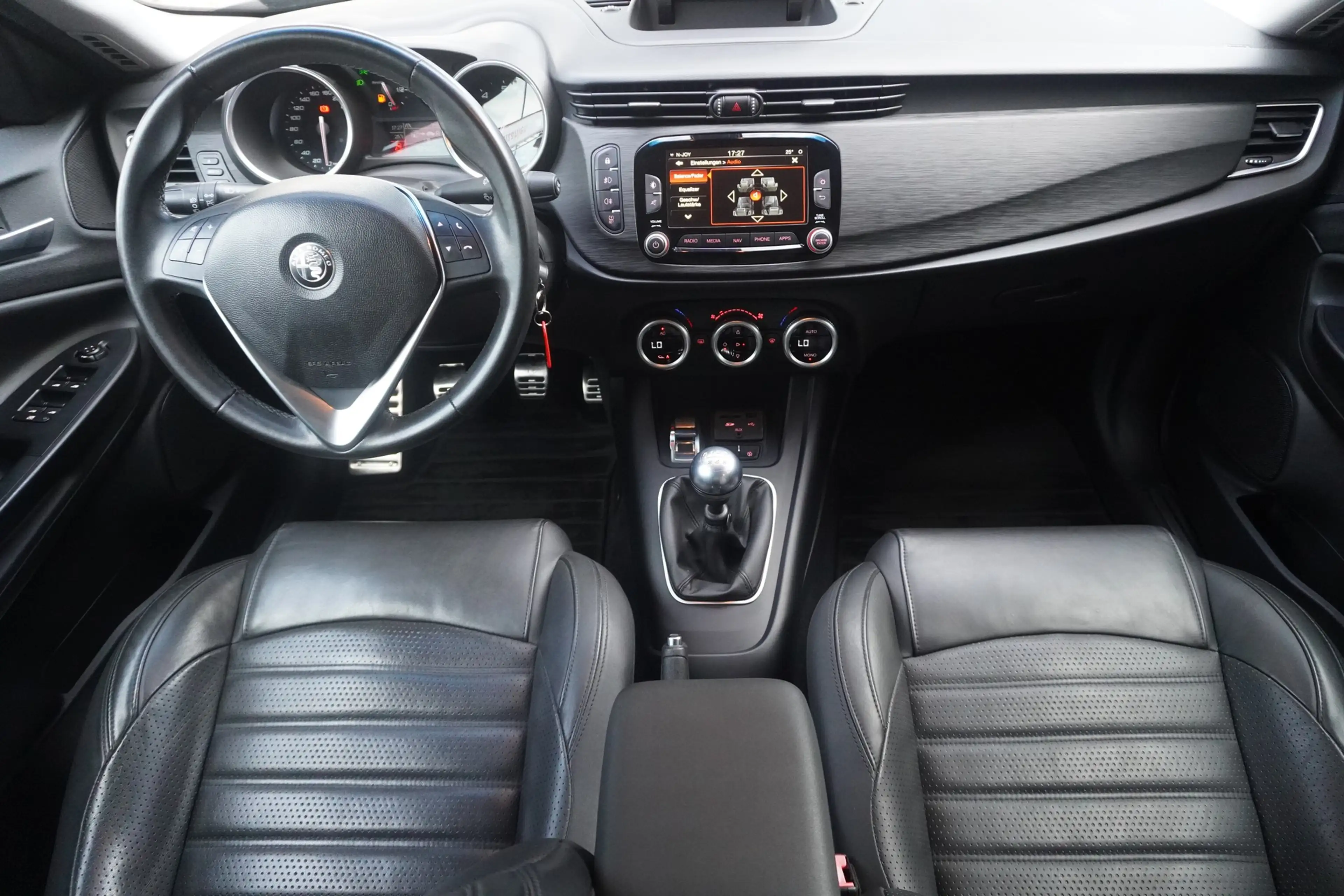 Alfa Romeo Giulietta 1.4 Super Klimaaut. Bi-Xenon Navi PDC — photo 14