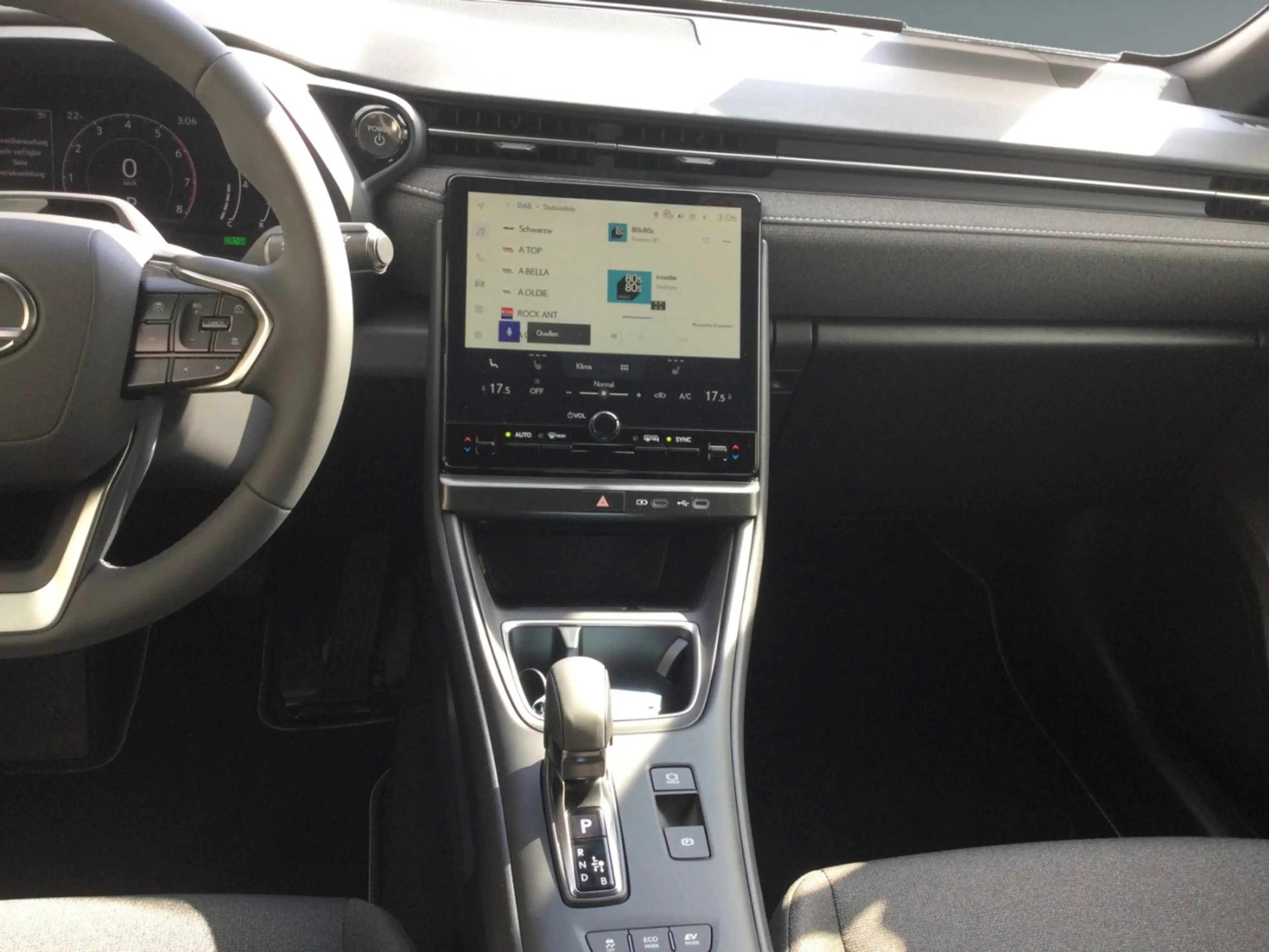 Lexus LBX +Komfort Paket +Navi +R.Kam *div.Farben* — photo 14