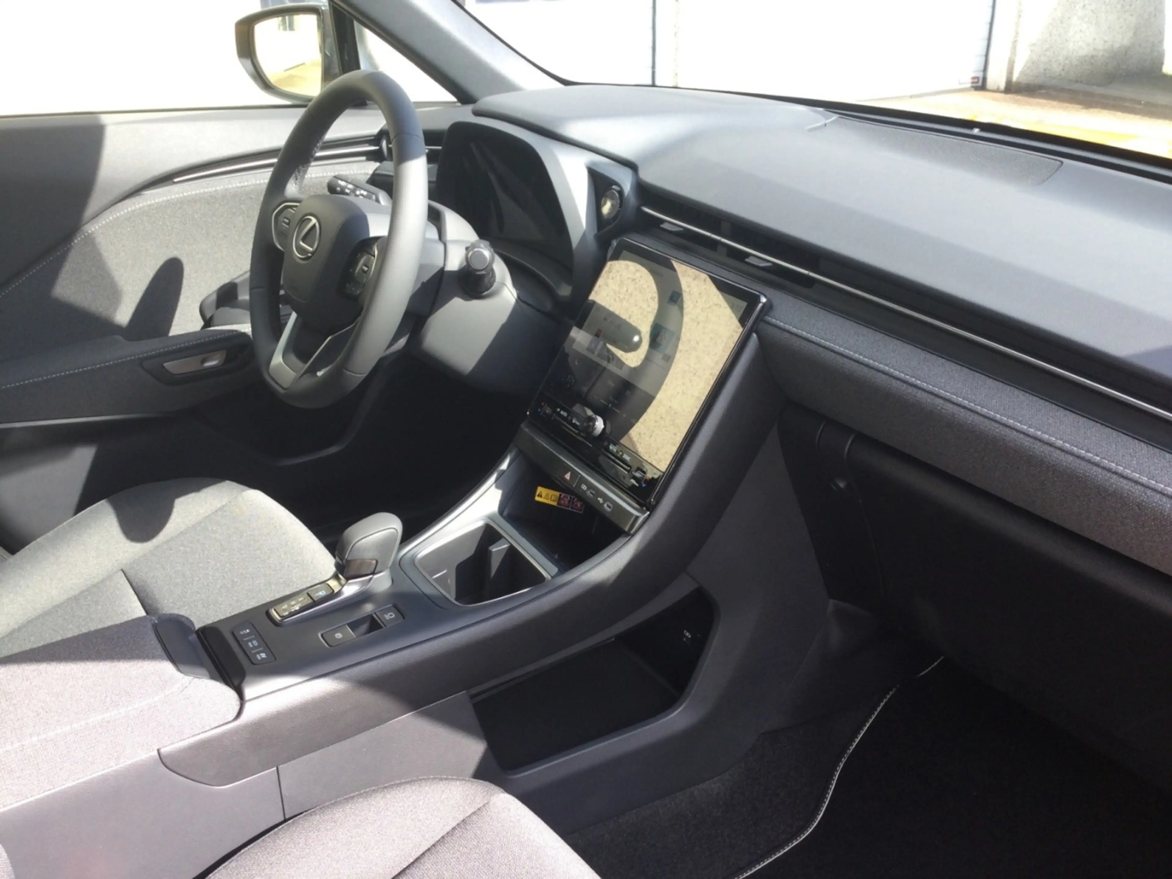 Lexus LBX +Komfort Paket +Navi +R.Kam *div.Farben* — photo 15