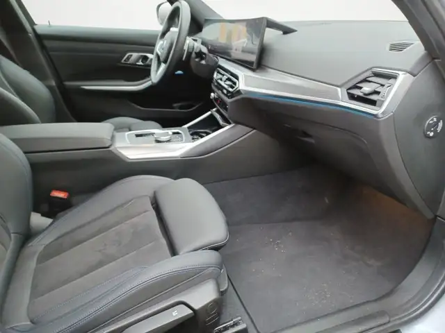 BMW 3 Series view 9
