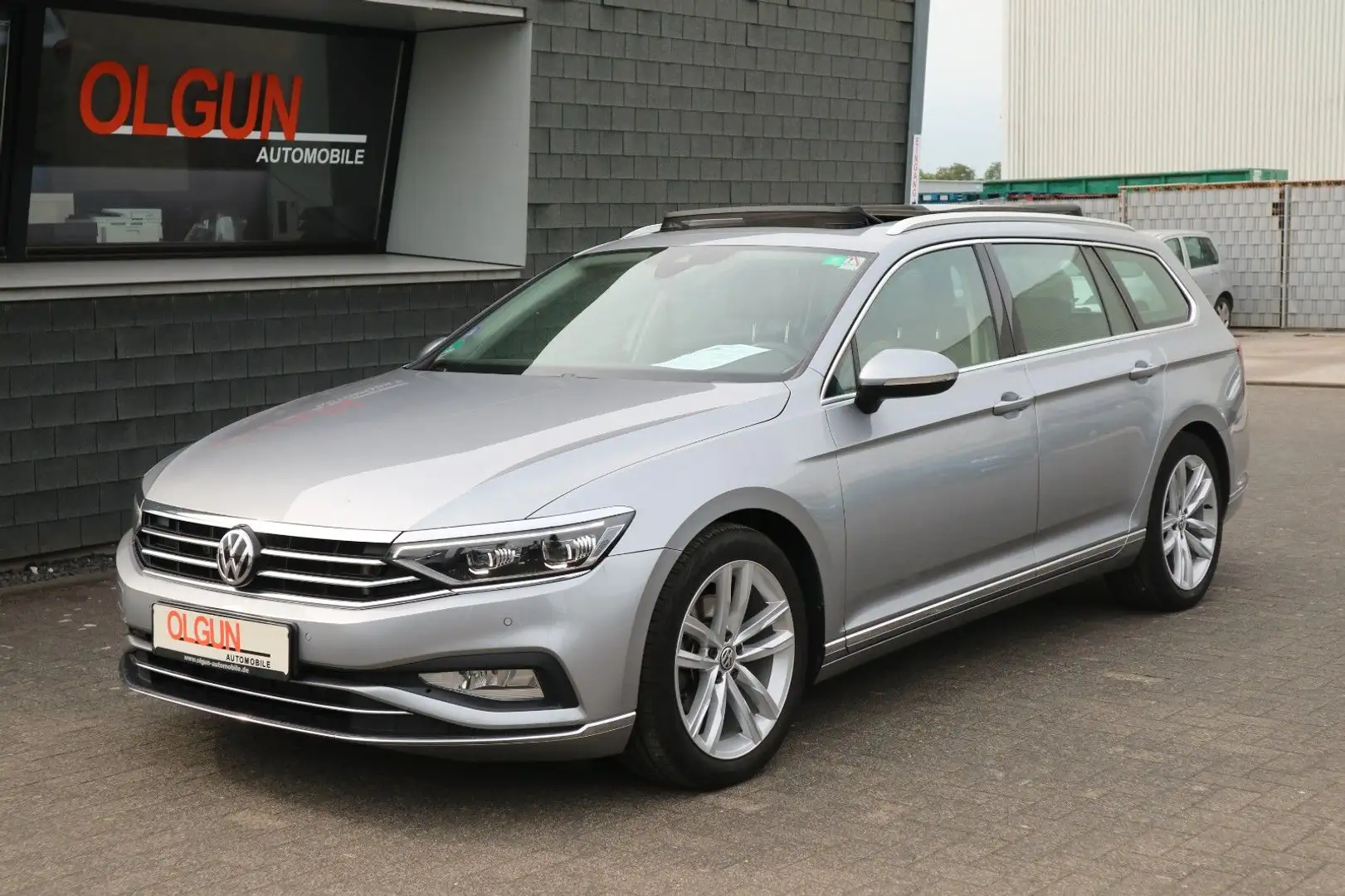 Volkswagen Passat Variant 2,0 TSI Aut. Elegance *PANO*DCC* Argent - 1