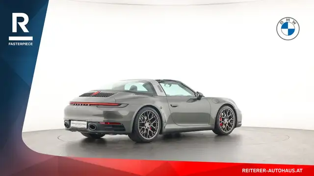 Porsche 911 view 6