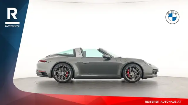 Porsche 911 view 7