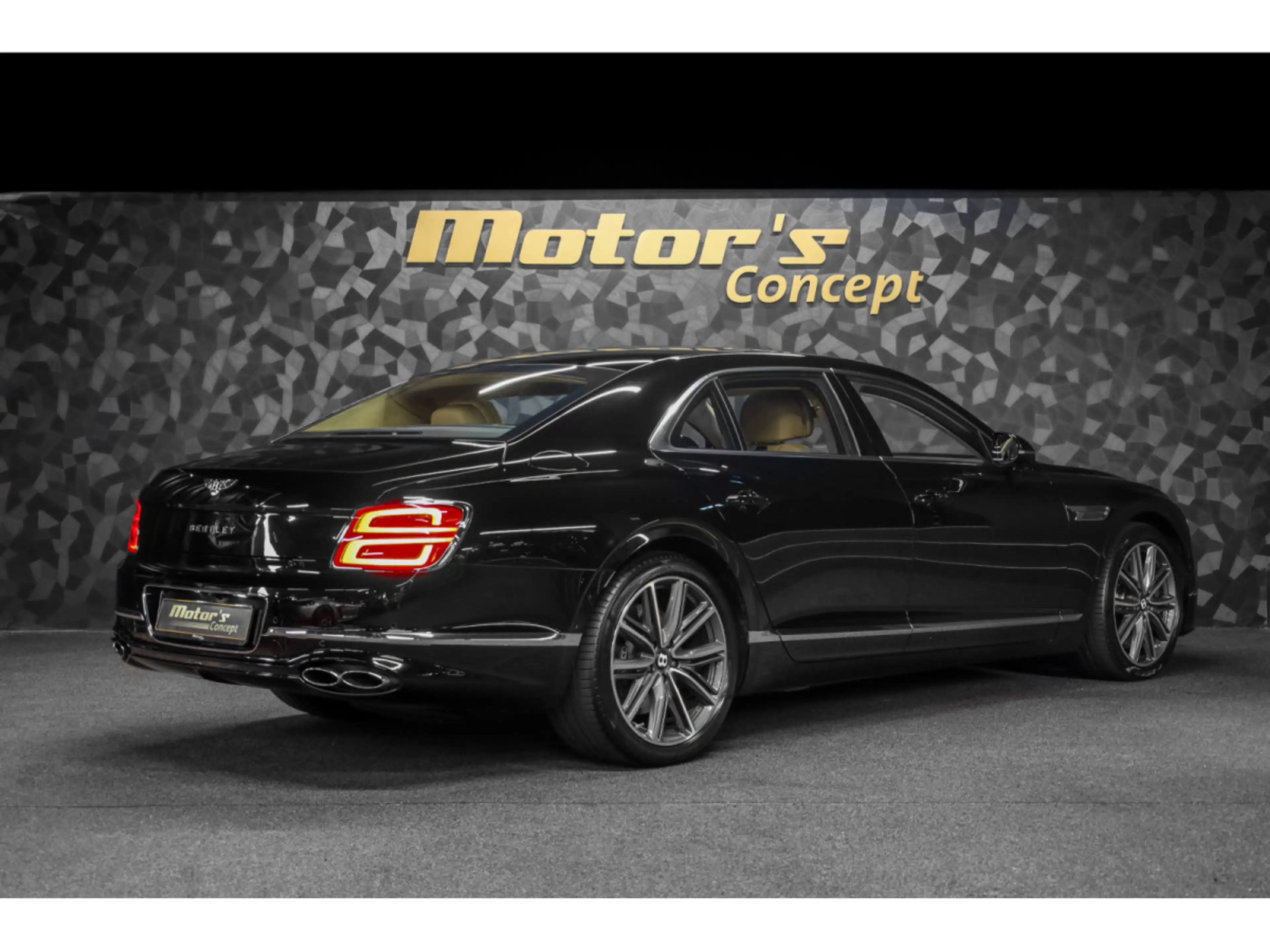 Bentley Flying Spur V8 — photo 3