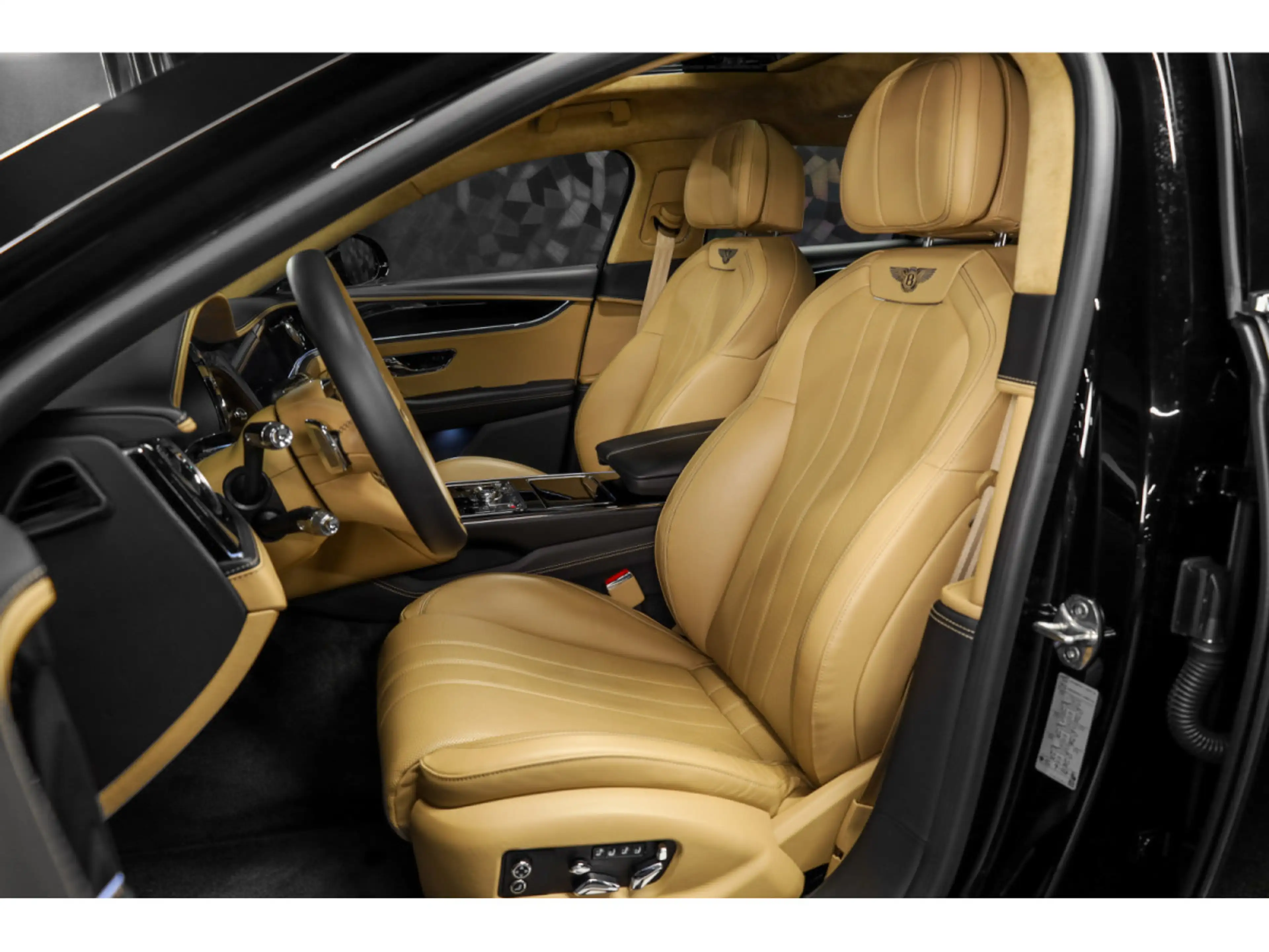 Bentley Flying Spur V8 — photo 9