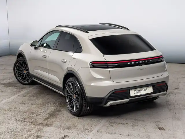 Porsche Macan view 4