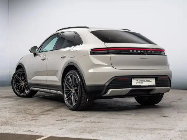 Porsche Macan view 3