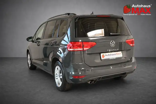 Volkswagen Touran view 3