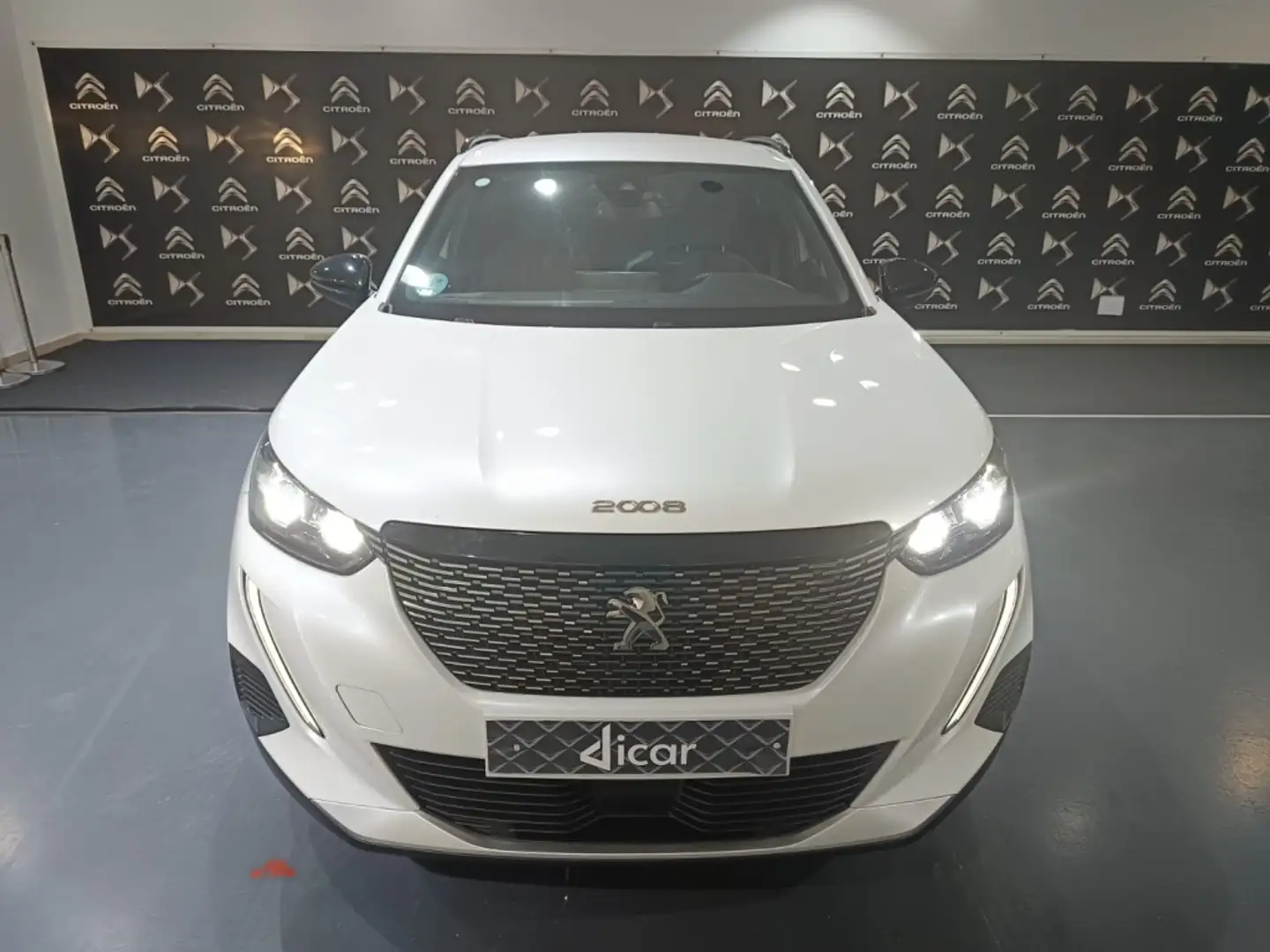 Peugeot 2008 1.2 PureTech S&S Allure 100 Wit - 1