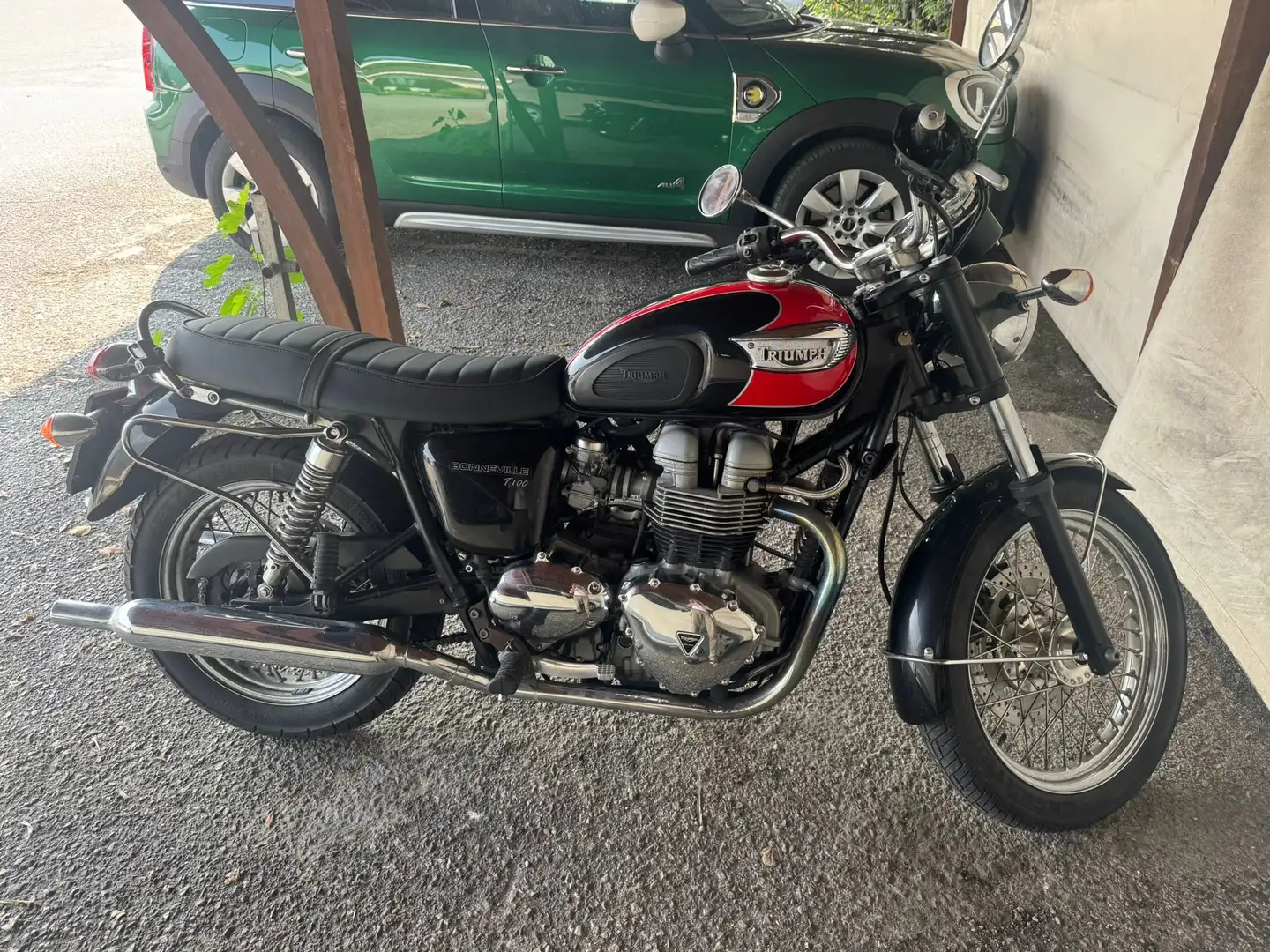 Triumph Bonneville T100 Nero - 2