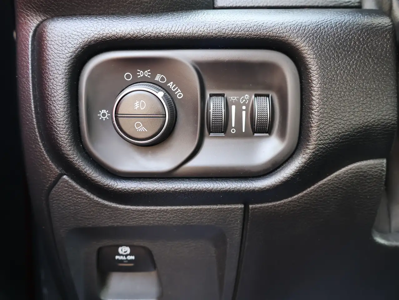 RAM 1500 снимка RAM 1500