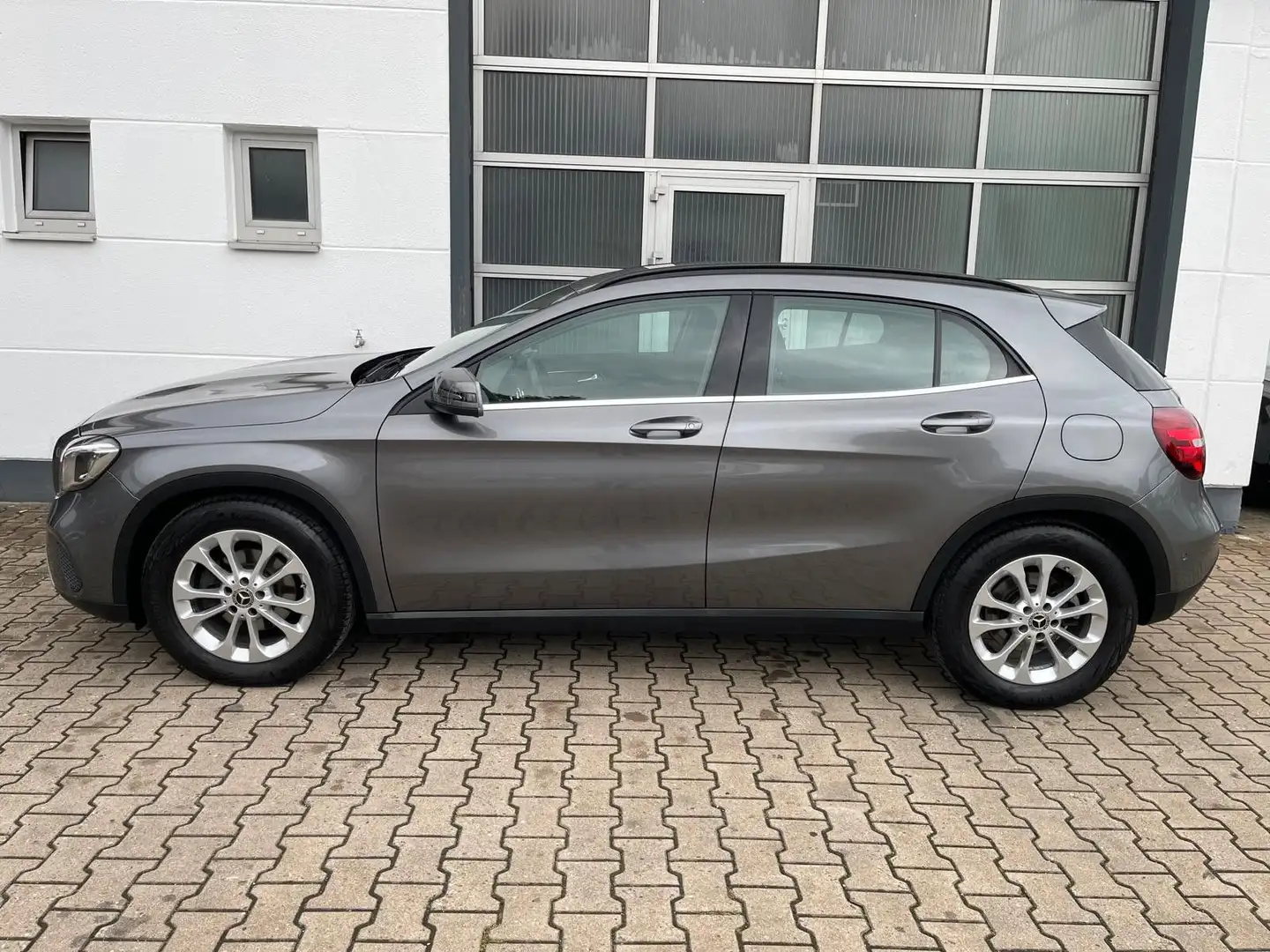 Mercedes-Benz GLA 200 /SHZ/NAVI/KAMERA/TEMPOMAT/GARANTIE Grau - 2