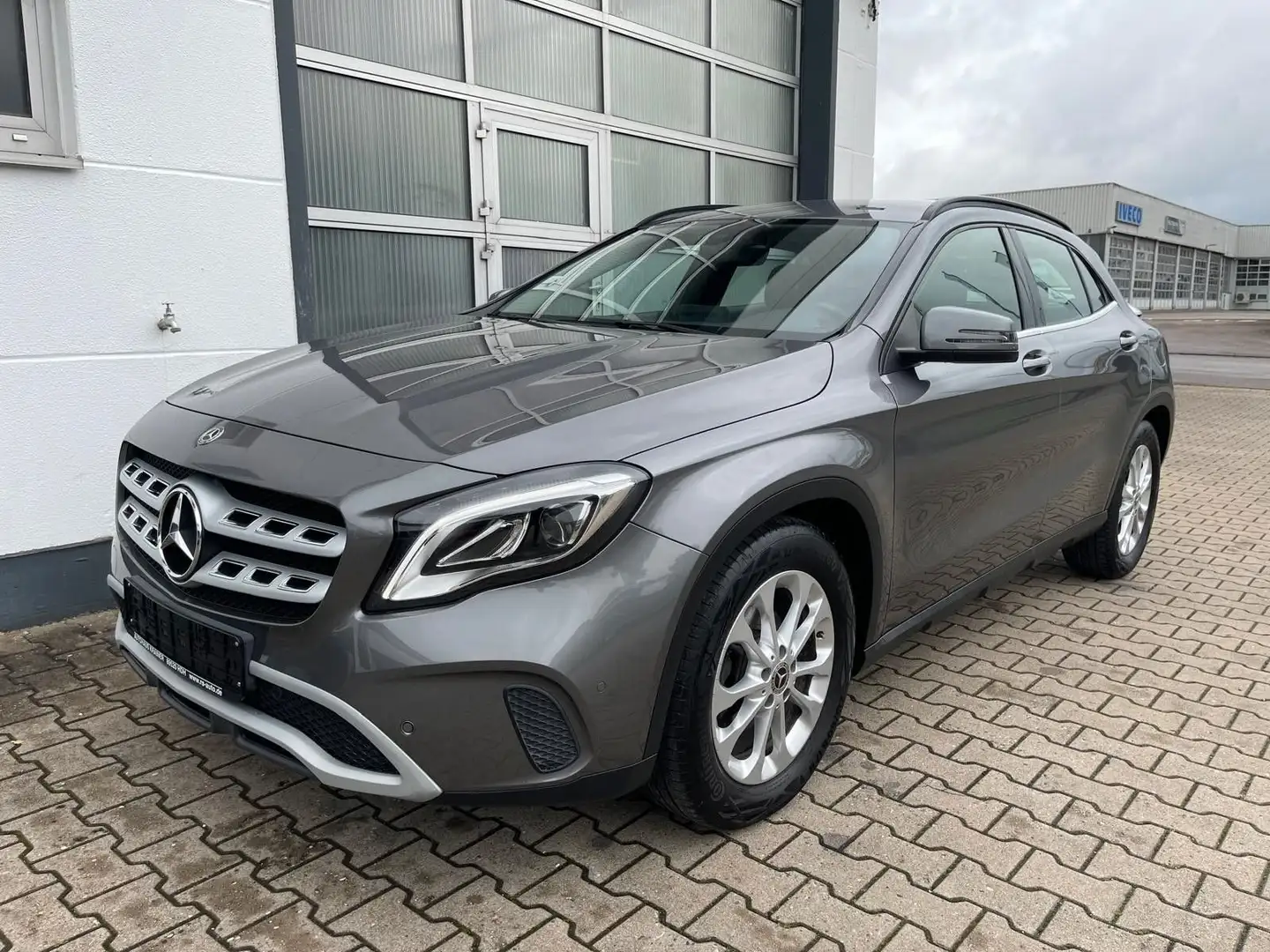 Mercedes-Benz GLA 200 /SHZ/NAVI/KAMERA/TEMPOMAT/GARANTIE Grau - 1