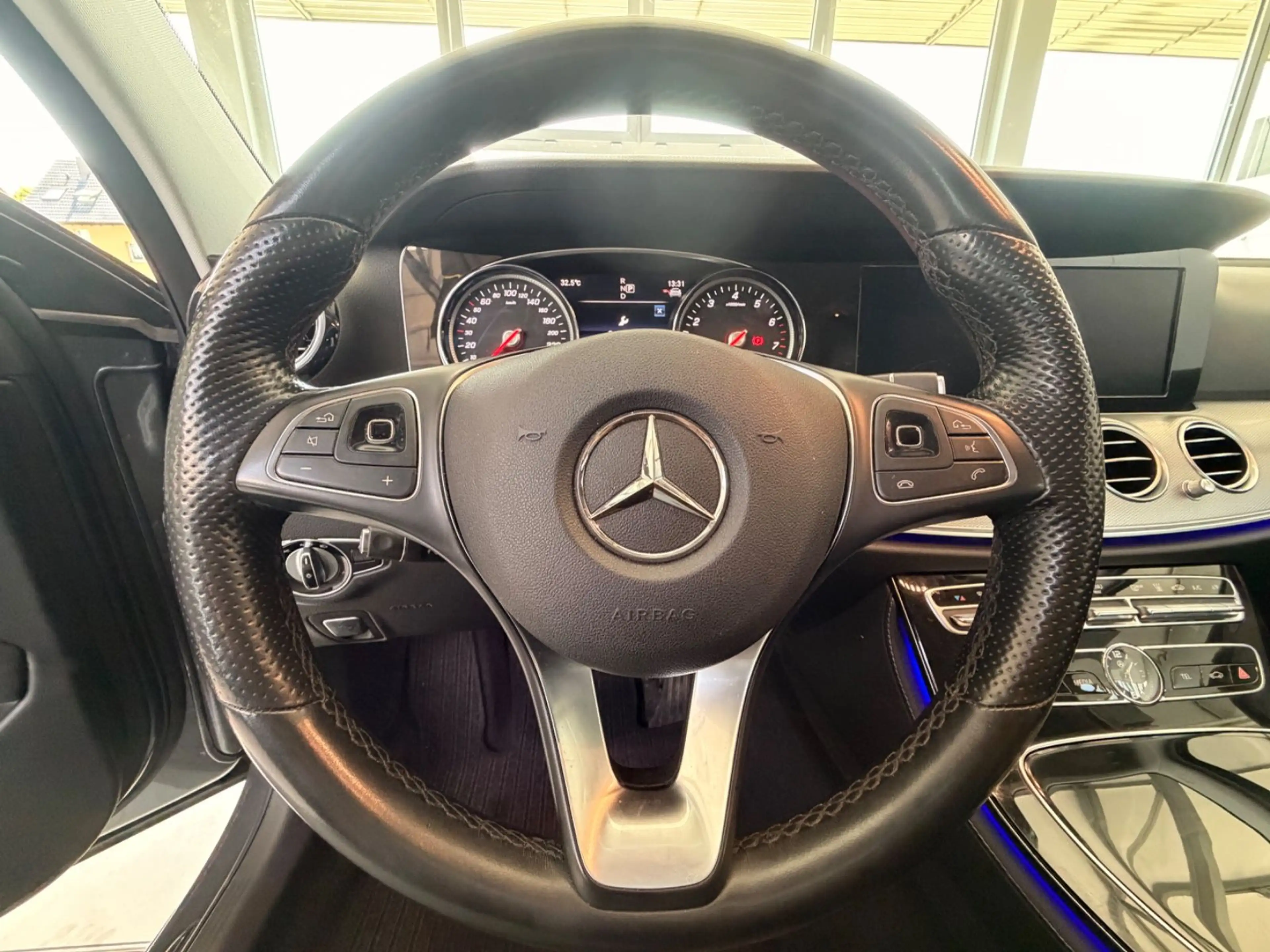 Mercedes-Benz E 350 E Limousine E 350e*AMG Paket* — photo 12