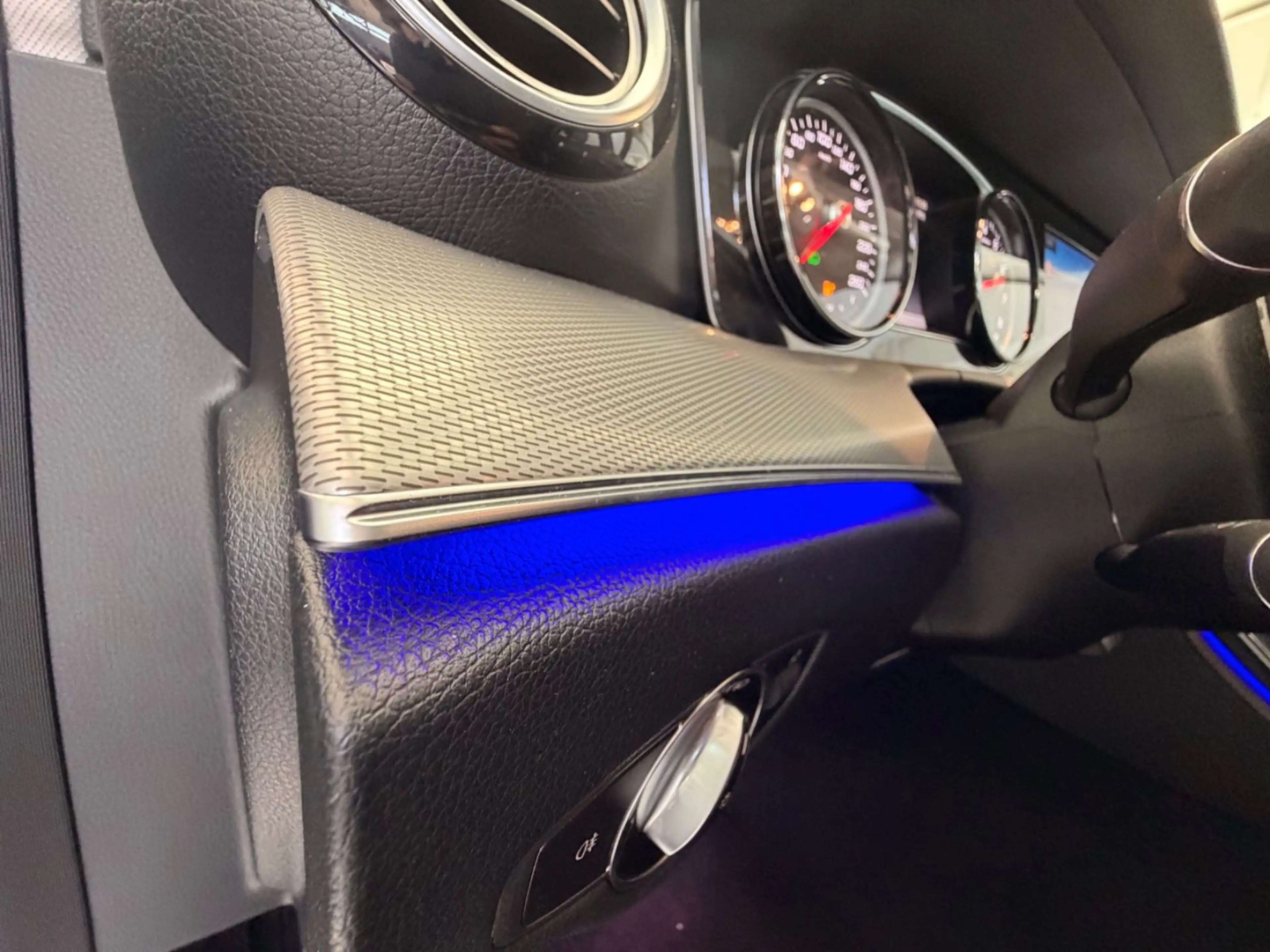 Mercedes-Benz E 350 E Limousine E 350e*AMG Paket* — photo 10