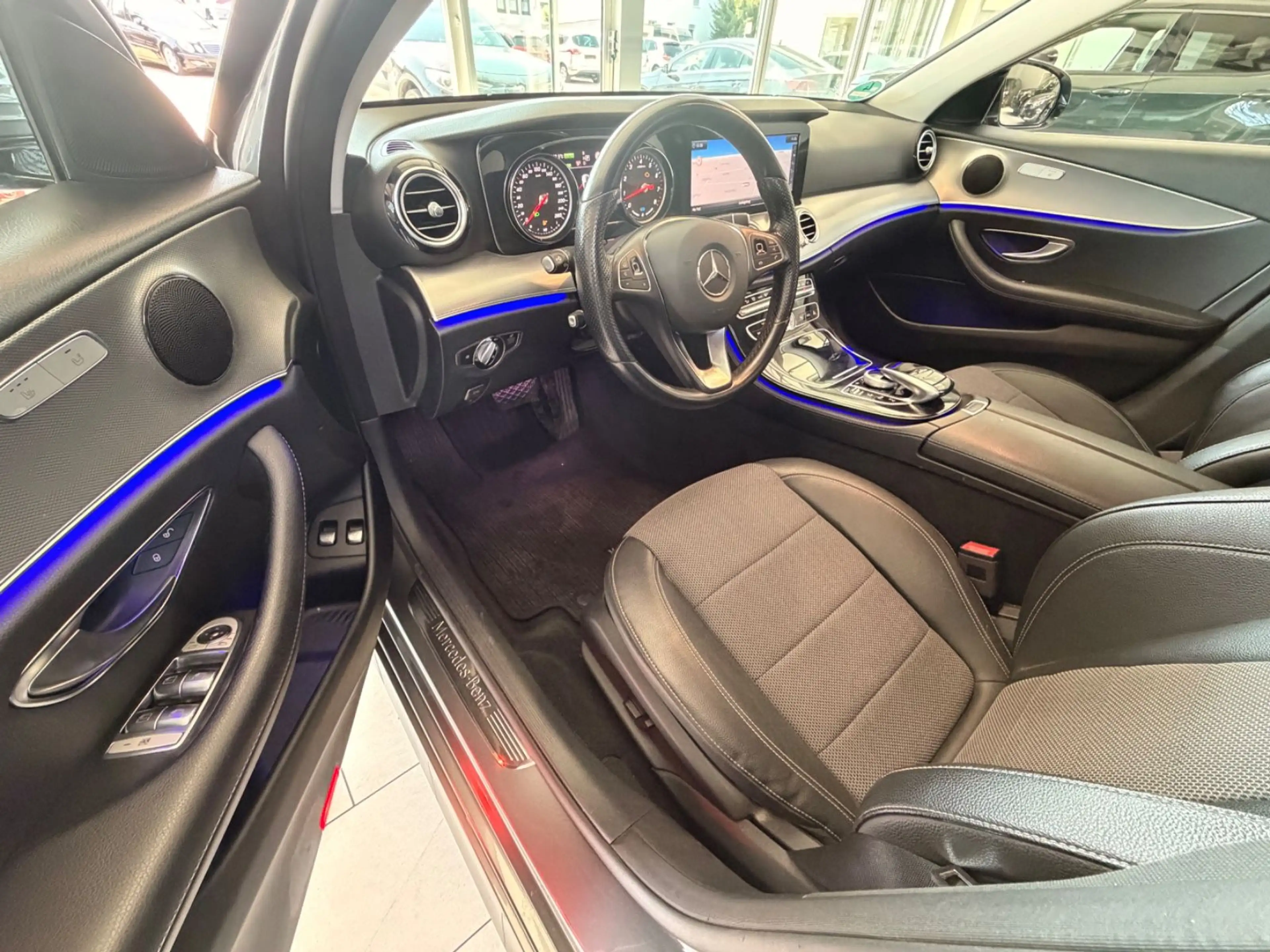 Mercedes-Benz E 350 E Limousine E 350e*AMG Paket* — photo 9
