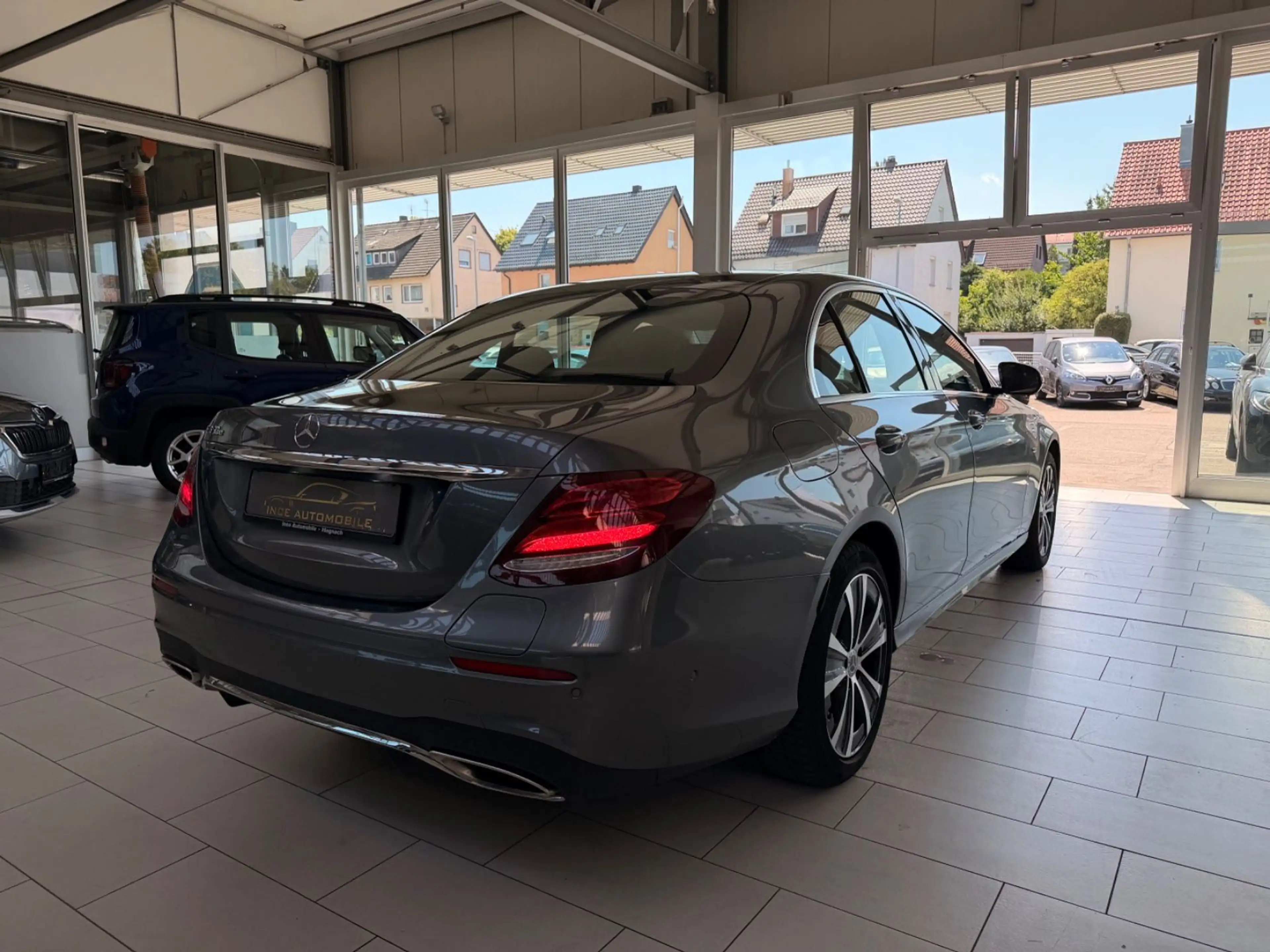 Mercedes-Benz E 350 E Limousine E 350e*AMG Paket* — photo 6