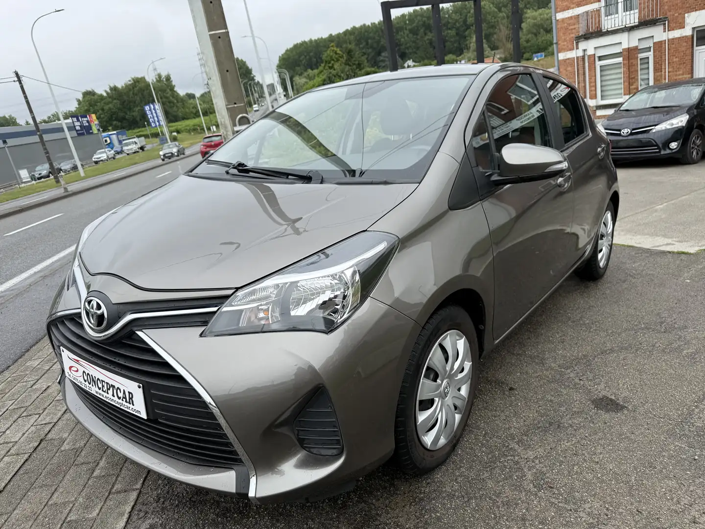 Toyota Yaris 1.33i VVT-i Comfort and pack Style Gris - 1