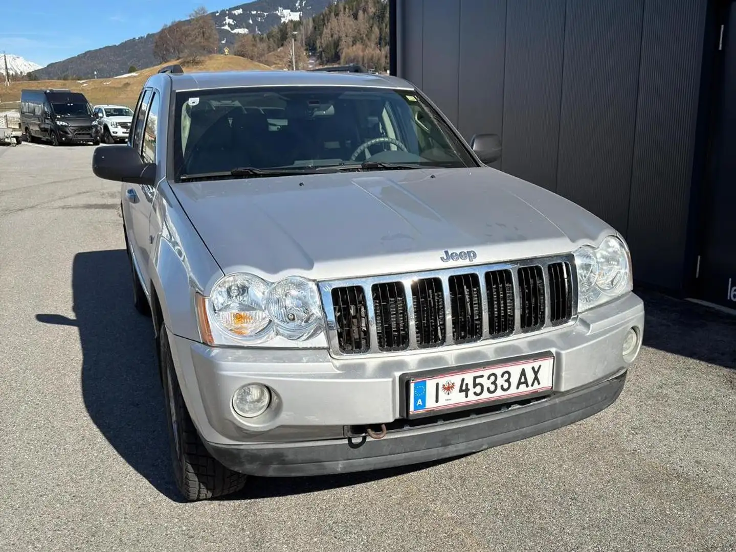 Jeep Grand Cherokee Grau - 1