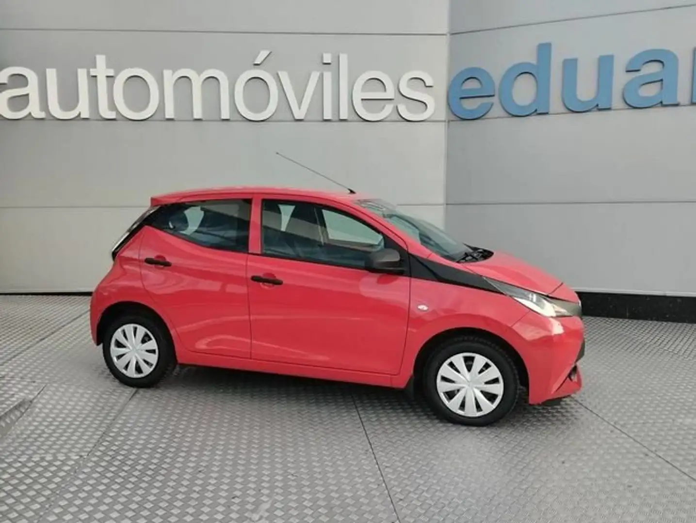 Toyota Aygo 70 x-play Rojo - 1