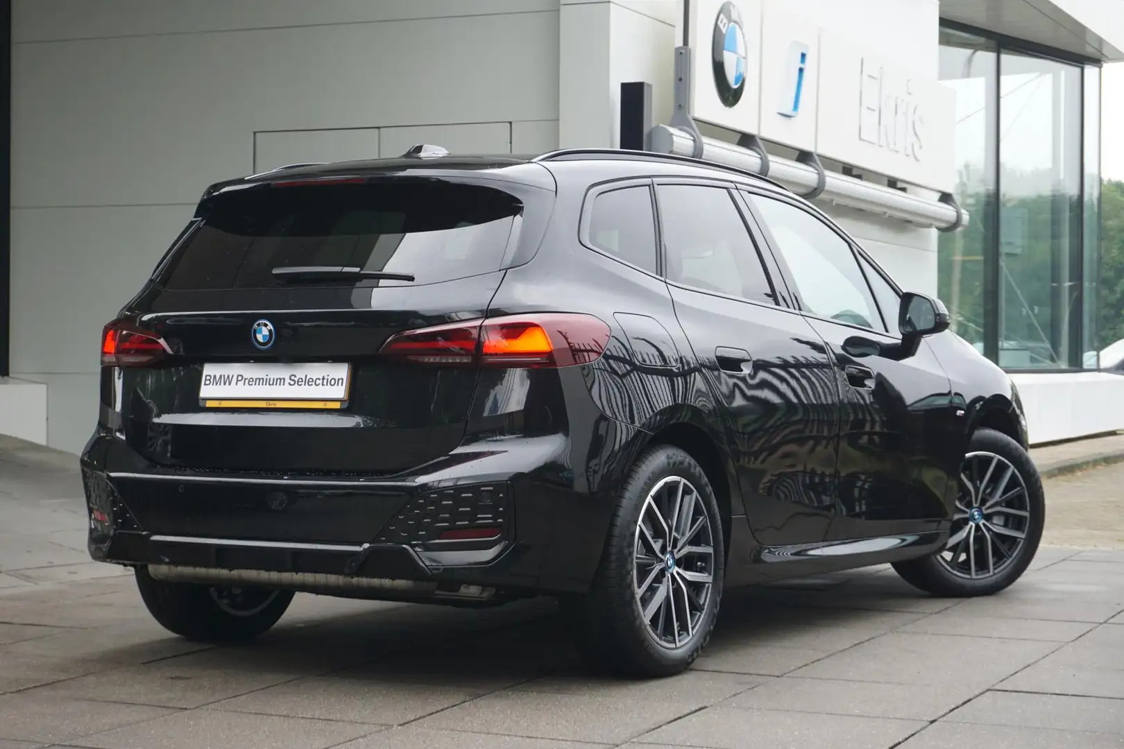 BMW 225 2 Serie Active Tourer 225e xDrive Aut. M Sportpakk Zwart - 2