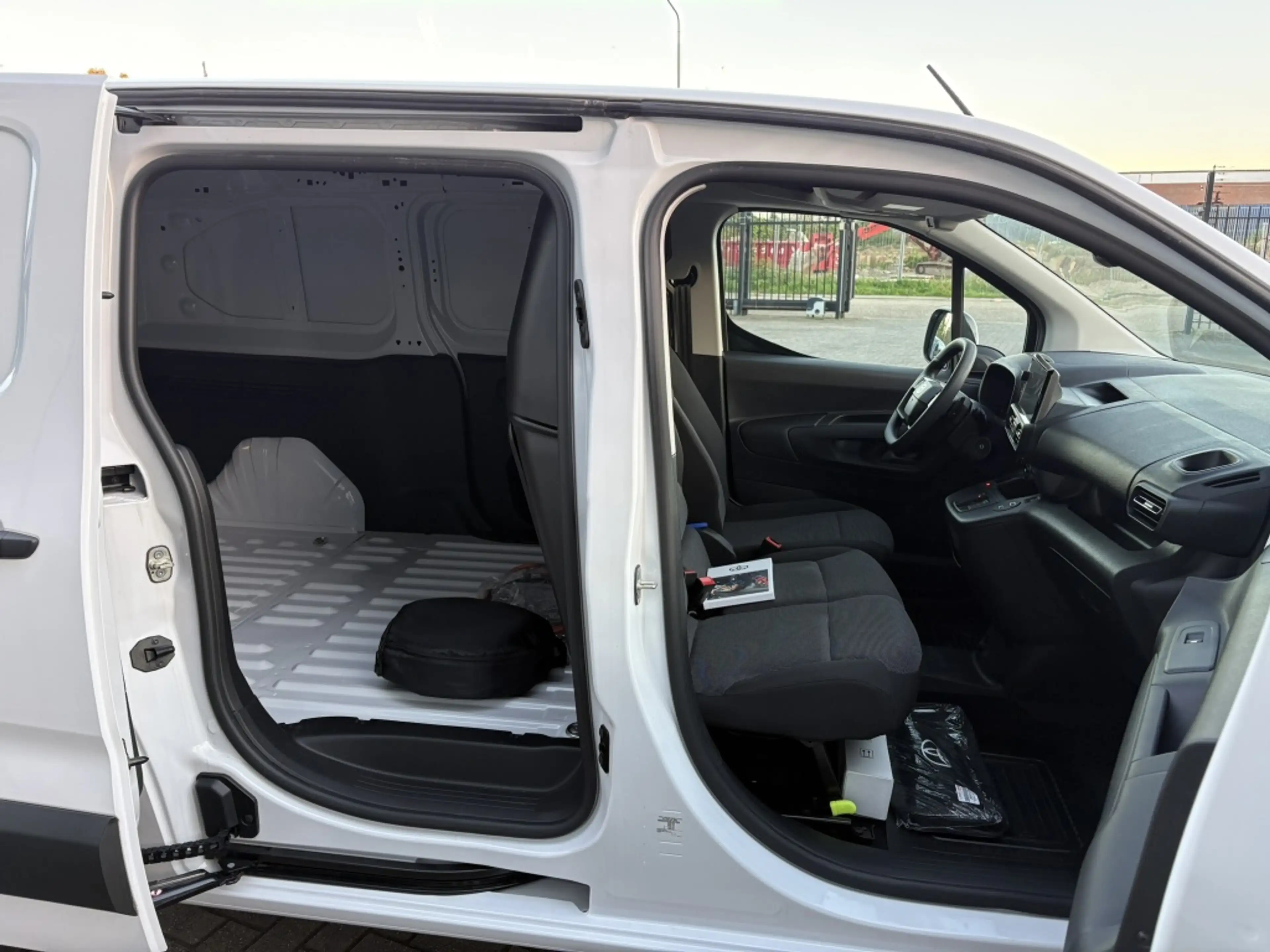 Toyota Proace City Electric 50 kWh Long | 3-pers | Camera | Carplay — photo 5
