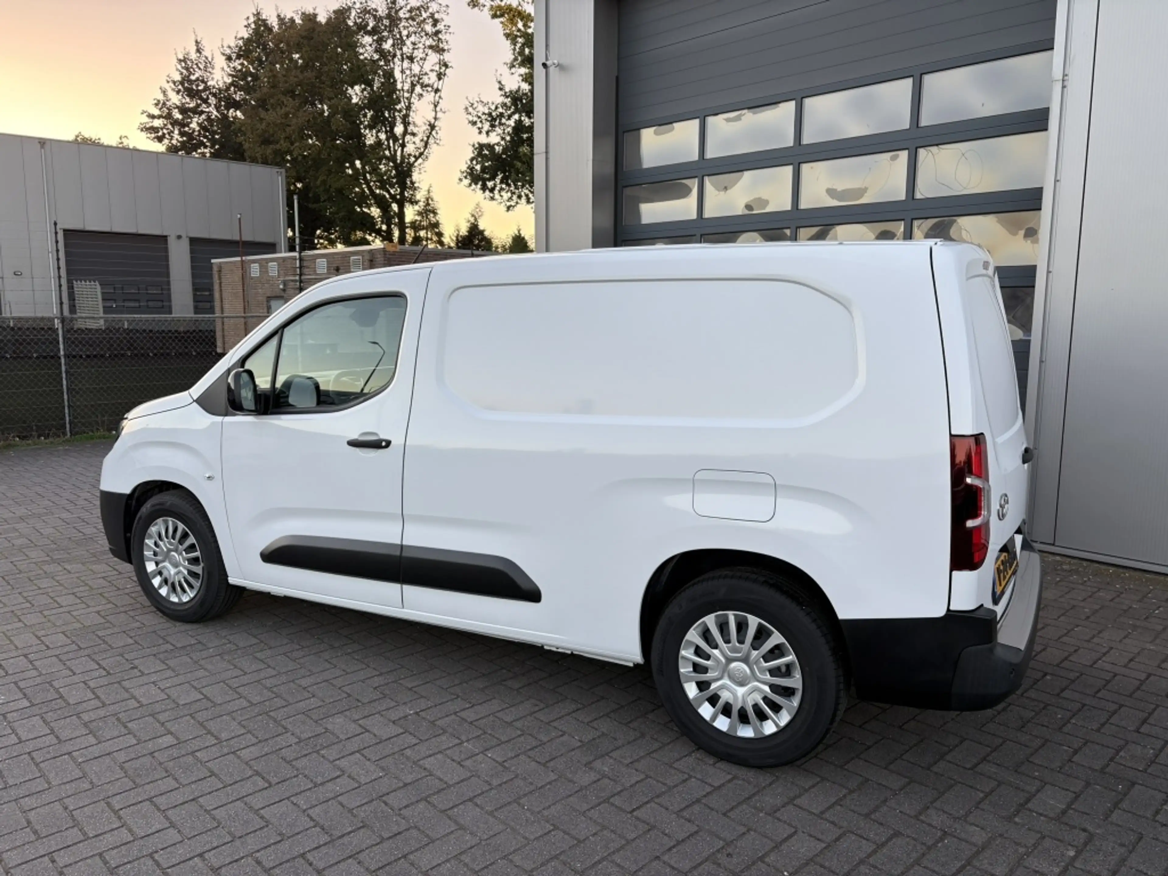 Toyota Proace City Electric 50 kWh Long | 3-pers | Camera | Carplay — photo 2