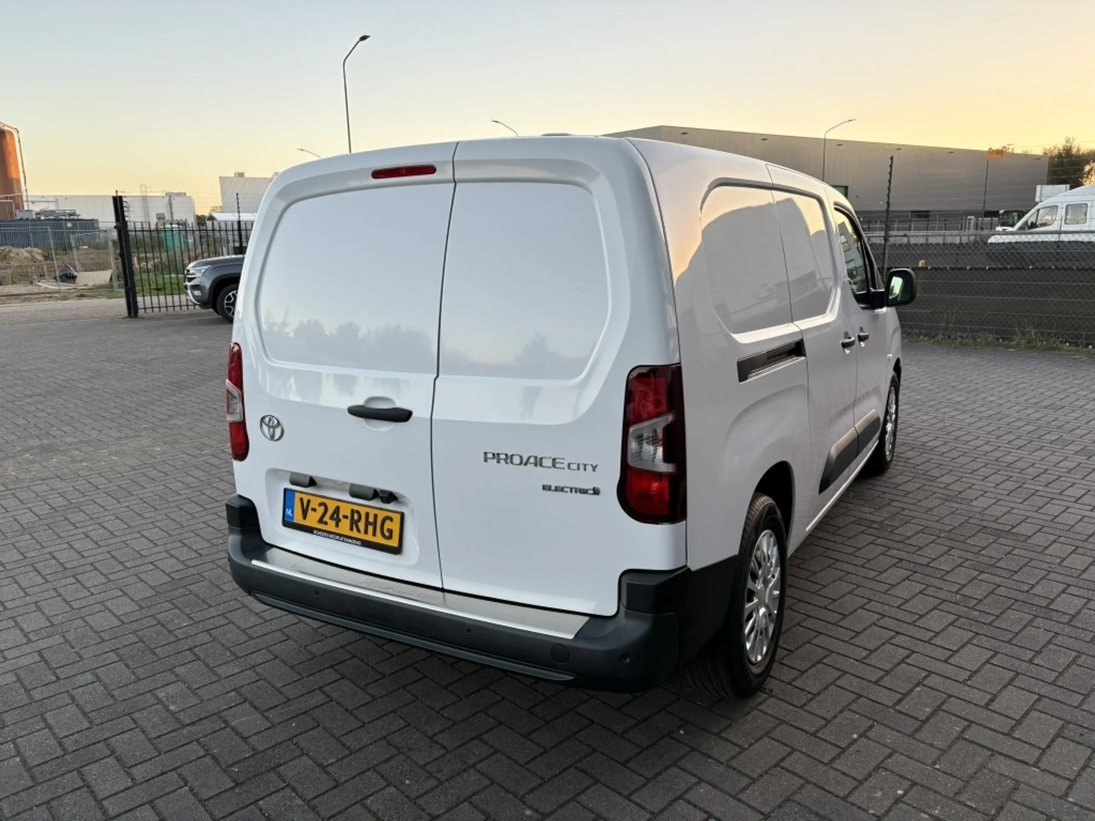 Toyota Proace City Electric 50 kWh Long | 3-pers | Camera | Carplay — photo 3