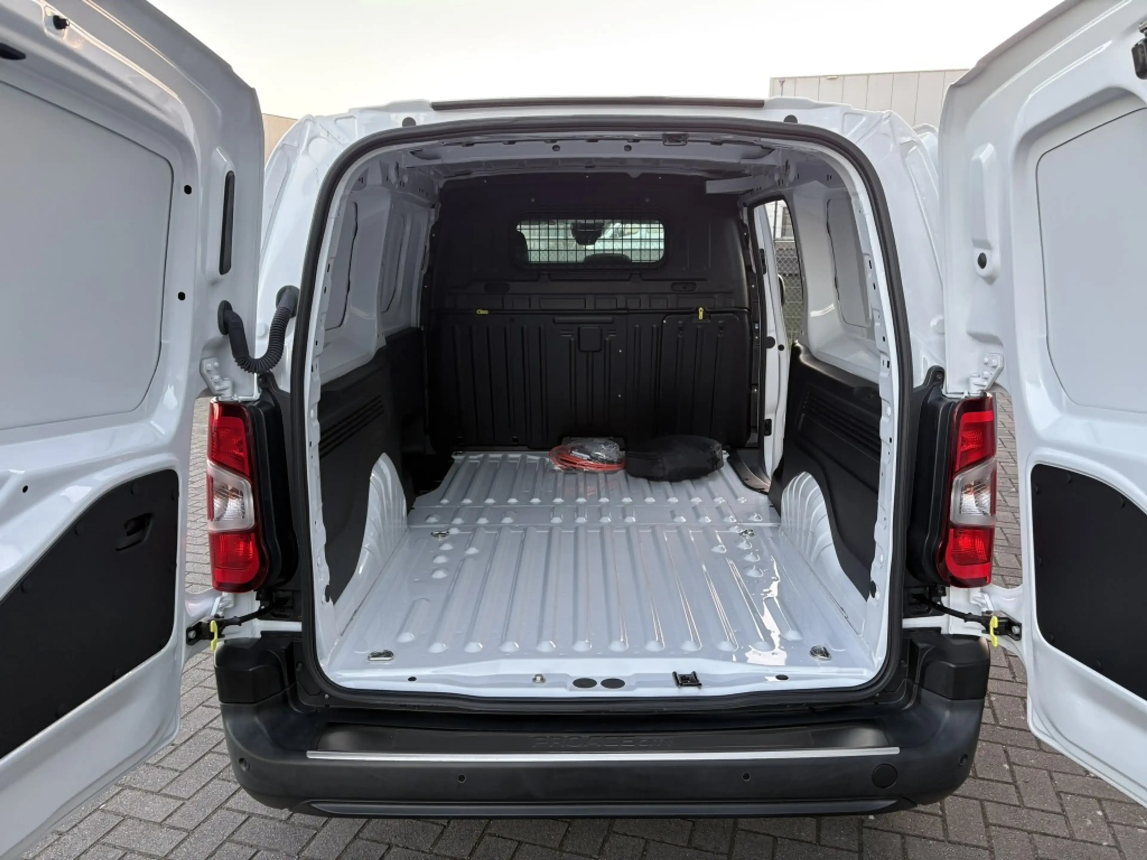Toyota Proace City Electric 50 kWh Long | 3-pers | Camera | Carplay — photo 6