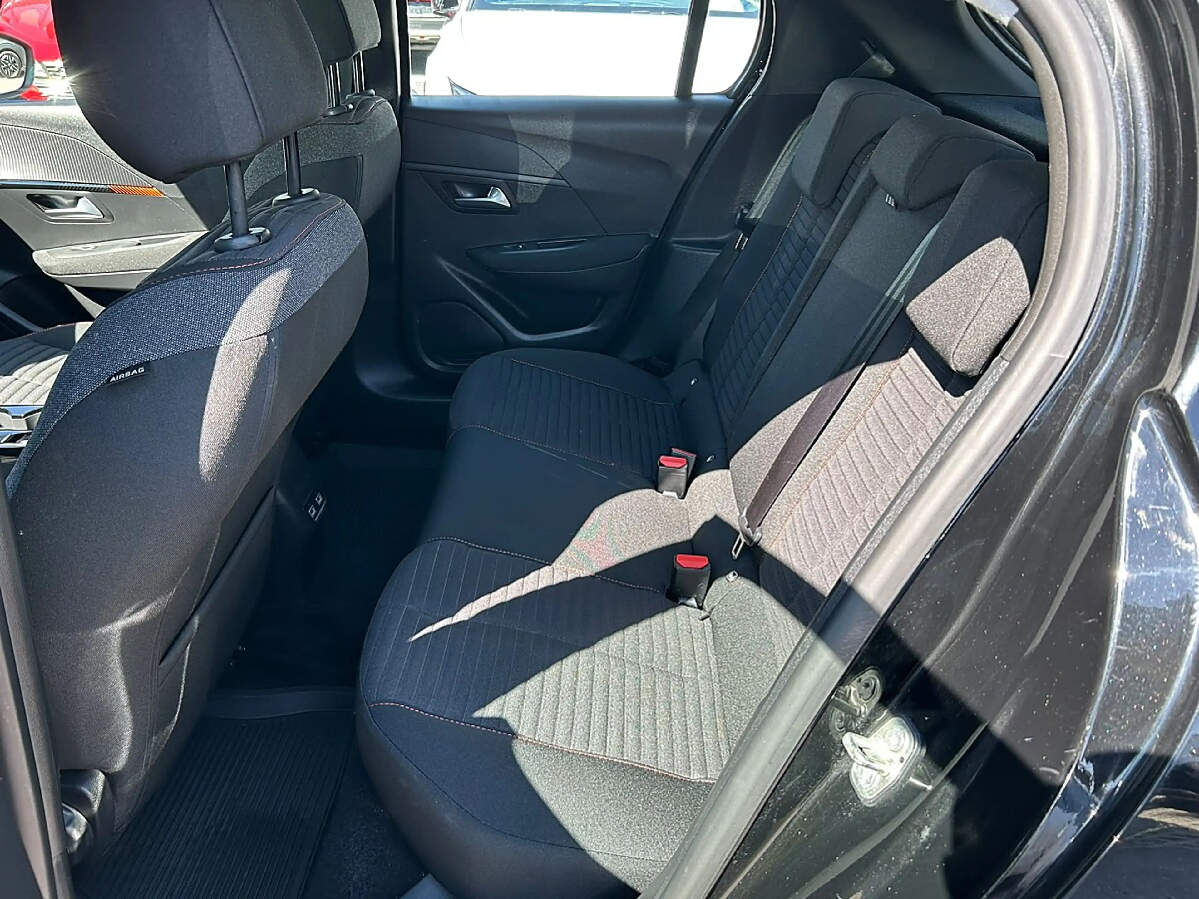 Peugeot e-208 50kWh Active Pack — photo 8