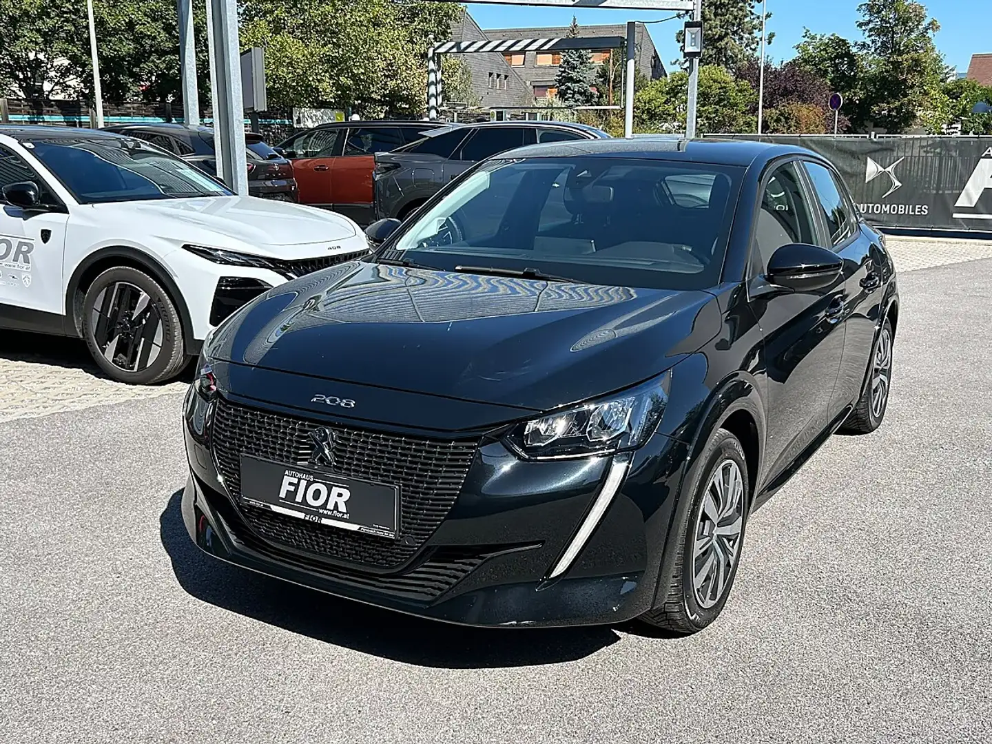 Peugeot e-208 50kWh Active Pack Schwarz - 1