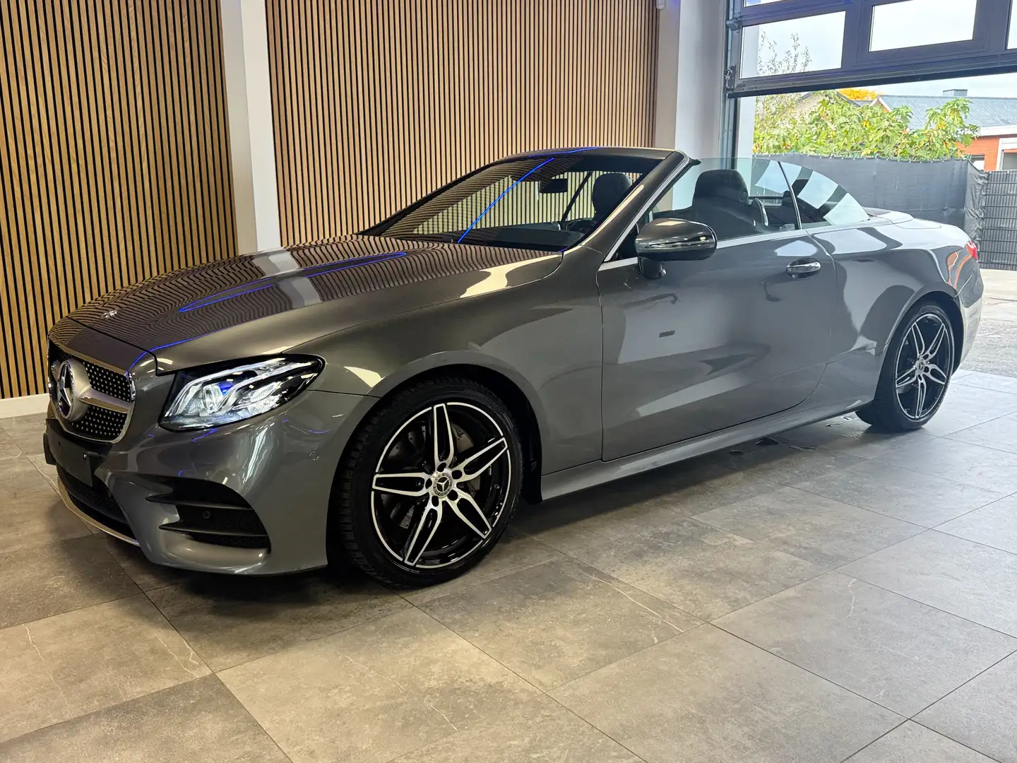 Mercedes-Benz E 200 E 200 4Matic Cabrio 9G-TRONIC AMG Line Grau - 1