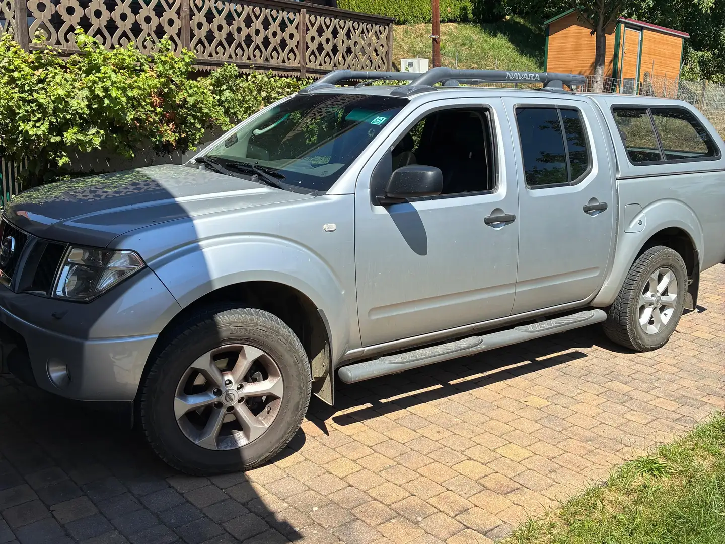 Nissan Navara Double Cab Navara SE 2,5 4x4 Aut. DPF SE Silber - 2