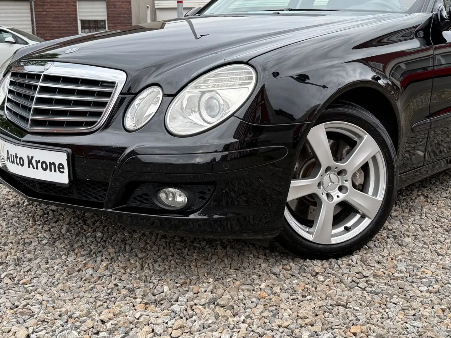 Mercedes-Benz E 230 V6 Lim. Aut. Sportpaket Leder *GEPFLEGT* Zwart - 2