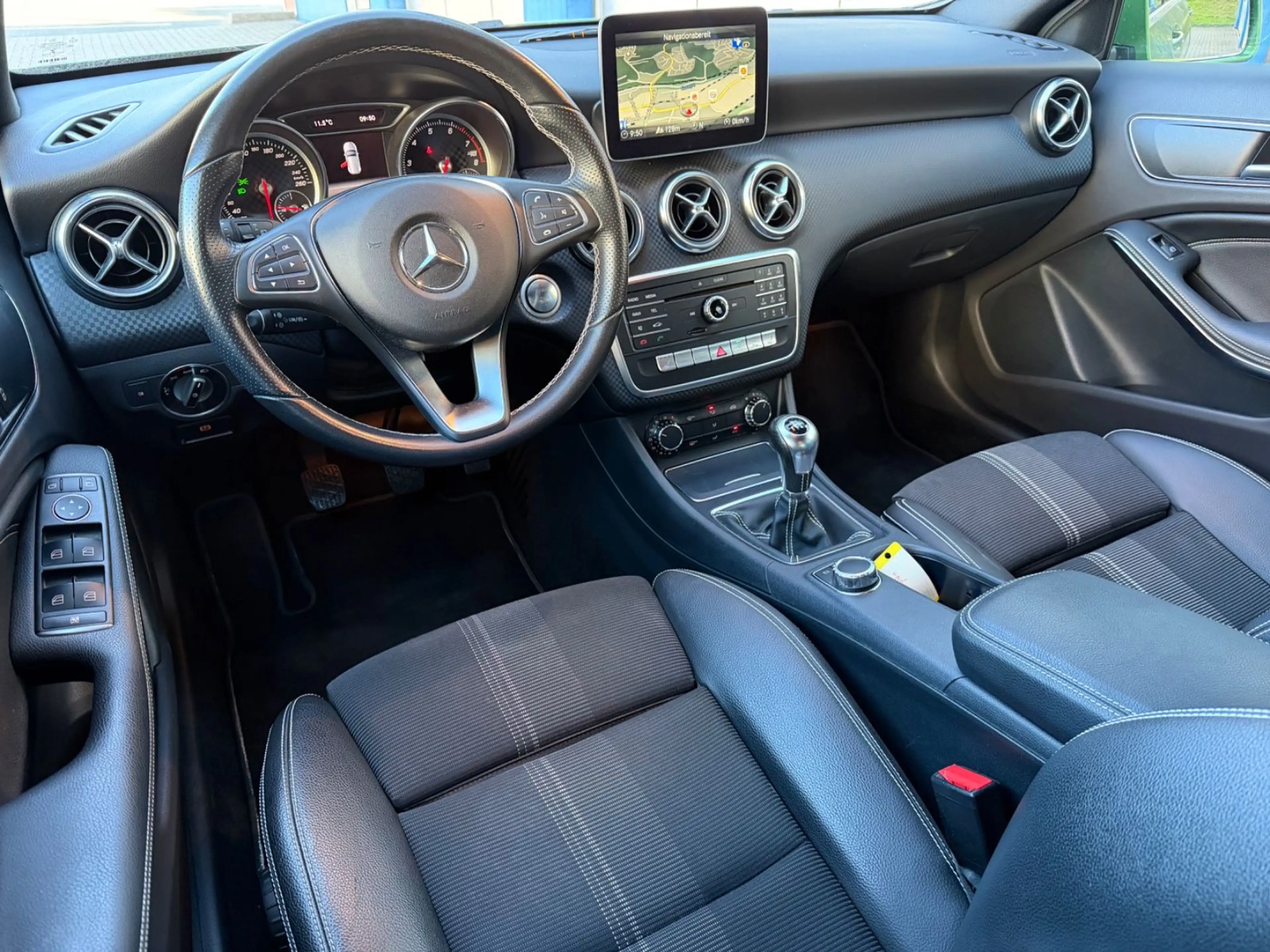 Mercedes-Benz A 180 Urban LED/NAVI/PDC/ALU/SHZ/61.000 TKM/2.HD — photo 28