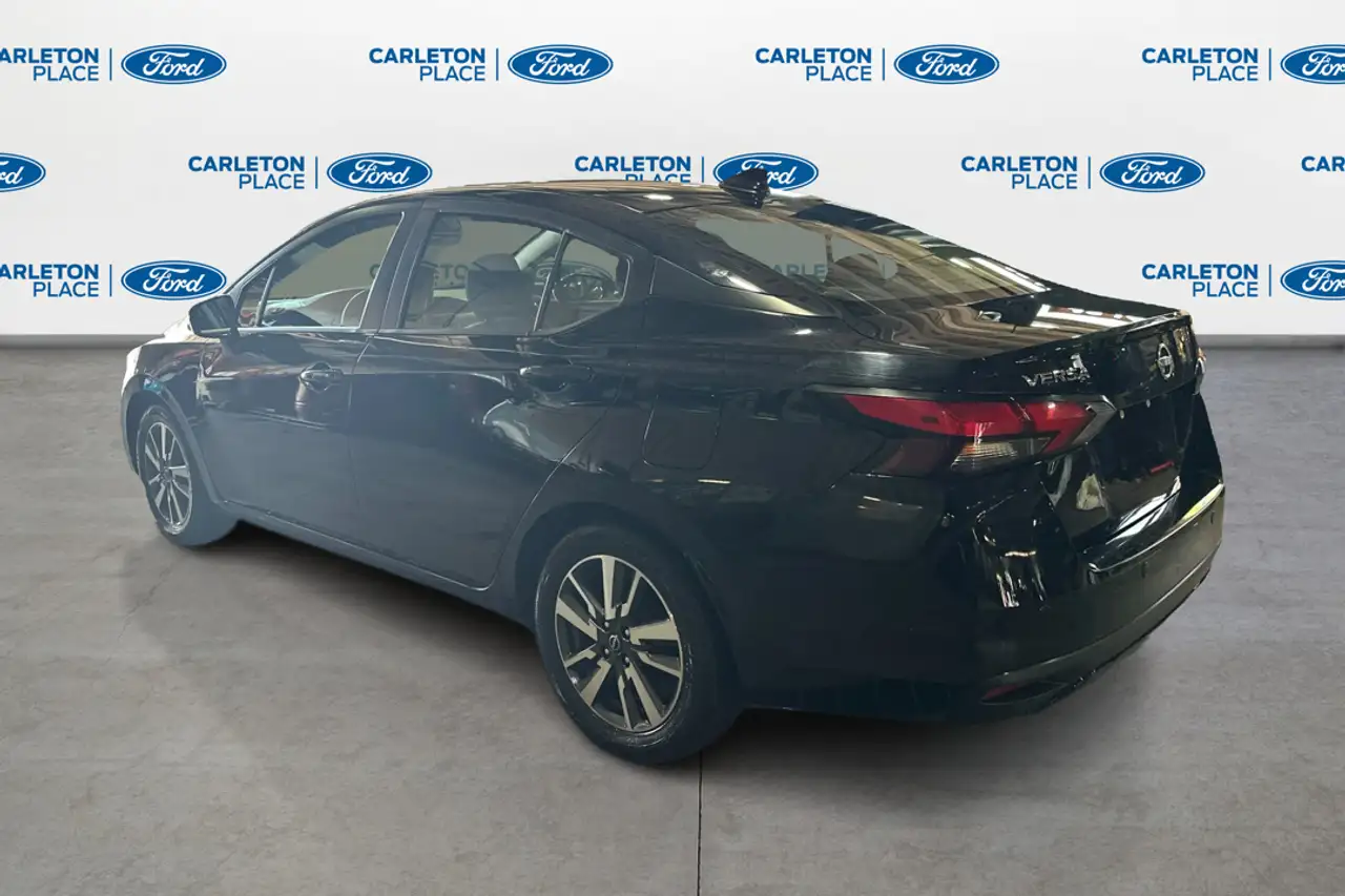 Nissan Versa снимка Nissan Versa