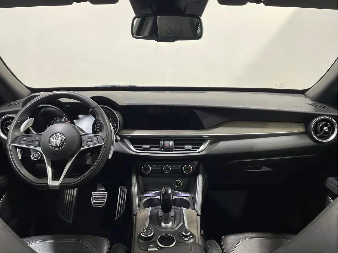 Alfa Romeo Stelvio снимка Alfa Romeo Stelvio