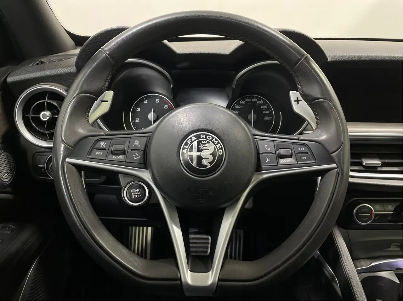 Alfa Romeo Stelvio снимка Alfa Romeo Stelvio