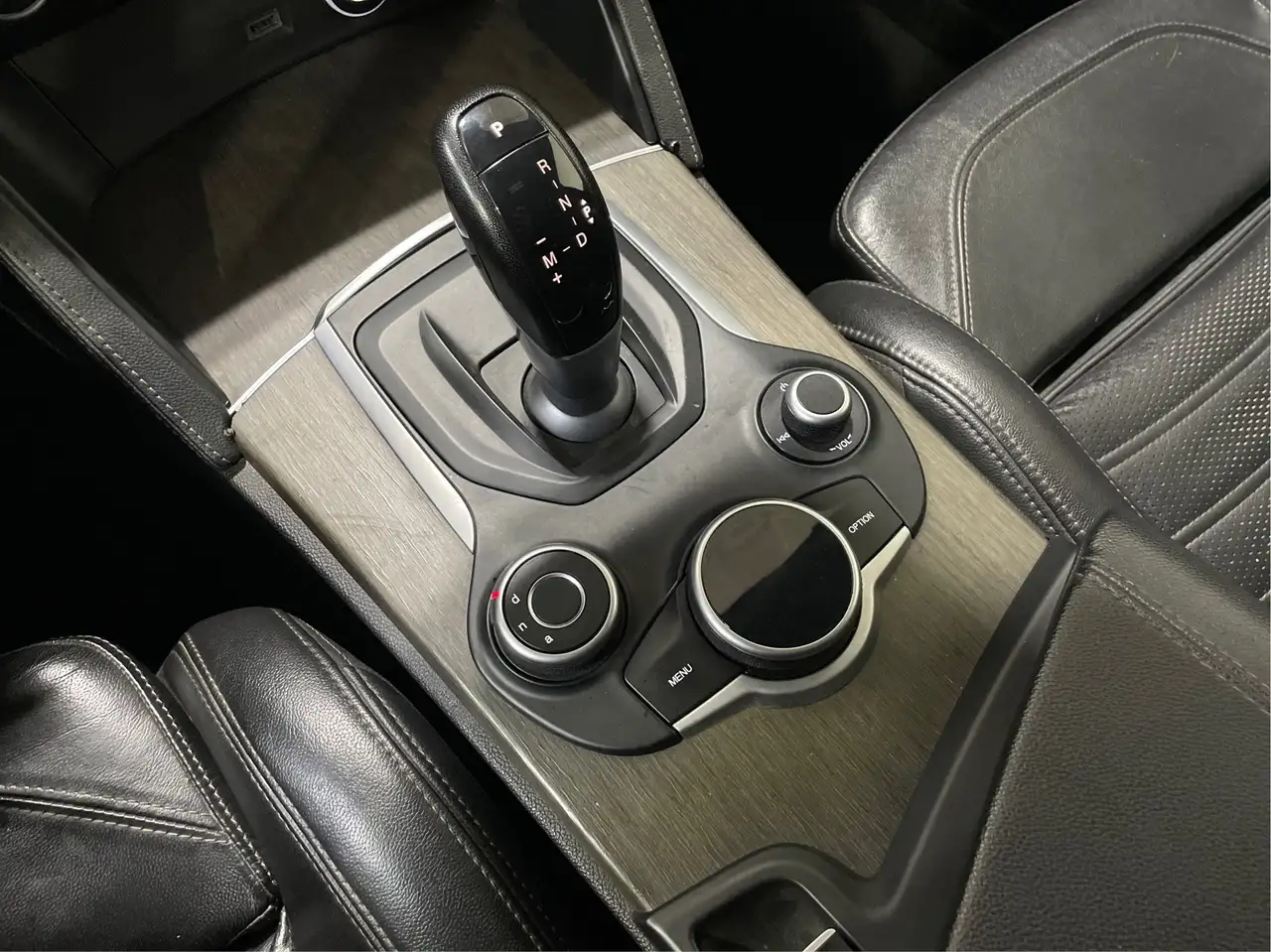 Alfa Romeo Stelvio снимка Alfa Romeo Stelvio
