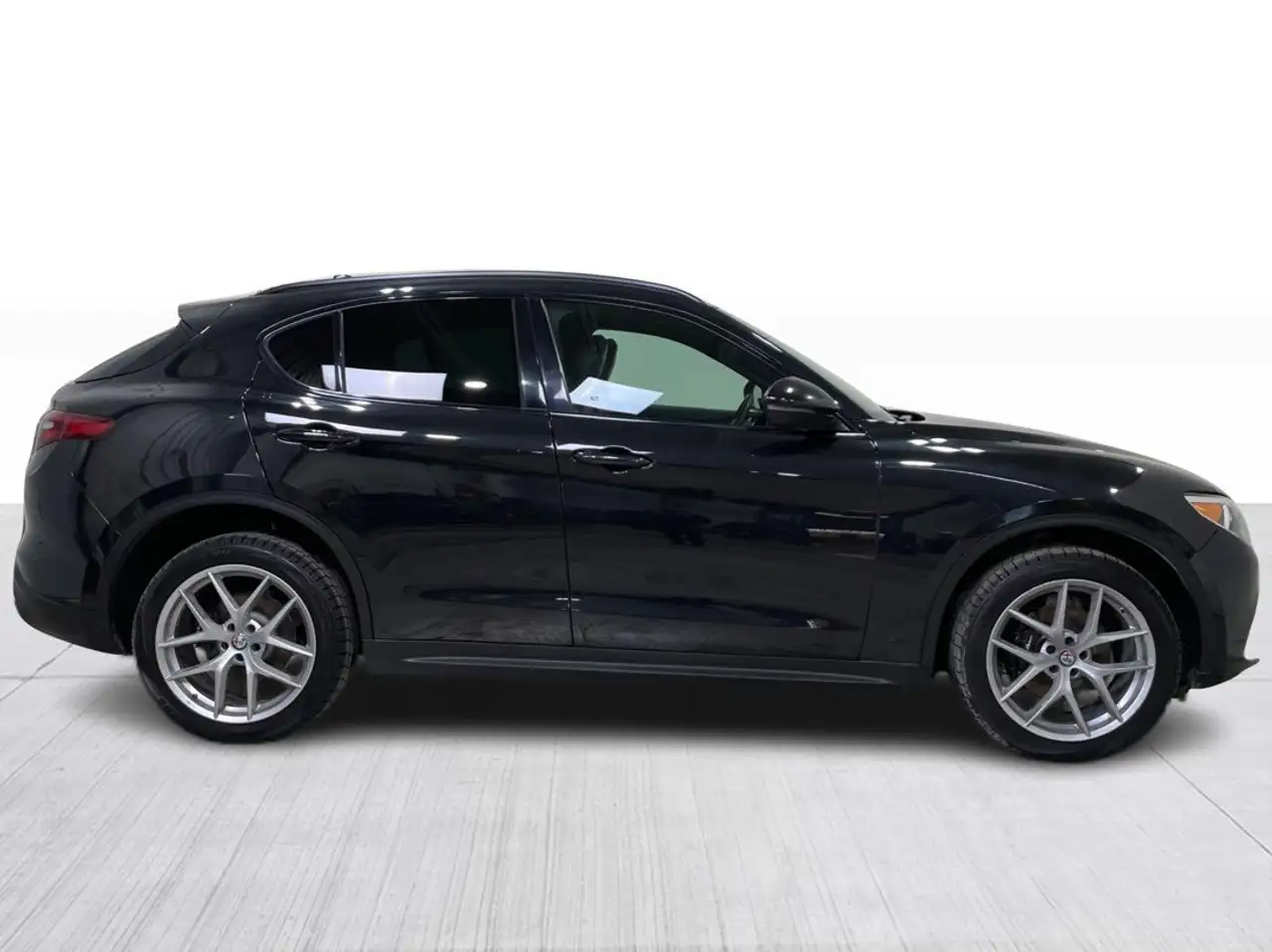 Alfa Romeo Stelvio снимка Alfa Romeo Stelvio