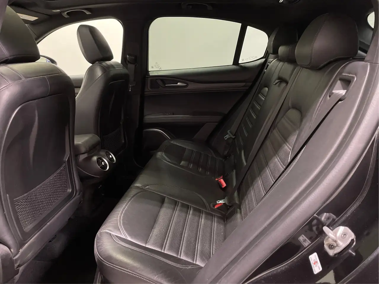 Alfa Romeo Stelvio снимка Alfa Romeo Stelvio
