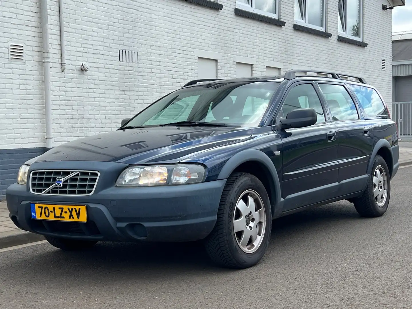 Volvo XC70 2.4 D5 AWD|Automaat|Trekhaak|Leder|PDC|Cruise|Clim Blauw - 2