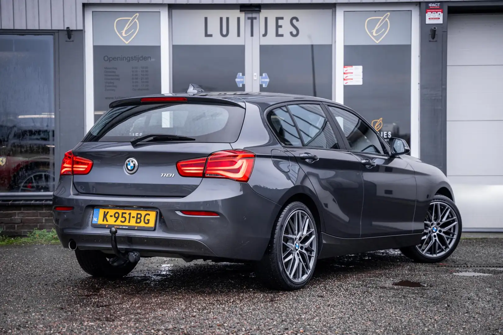 BMW 118 1-serie 118i AUT8 High-Executive I Leder I Trekhaa Grijs - 2