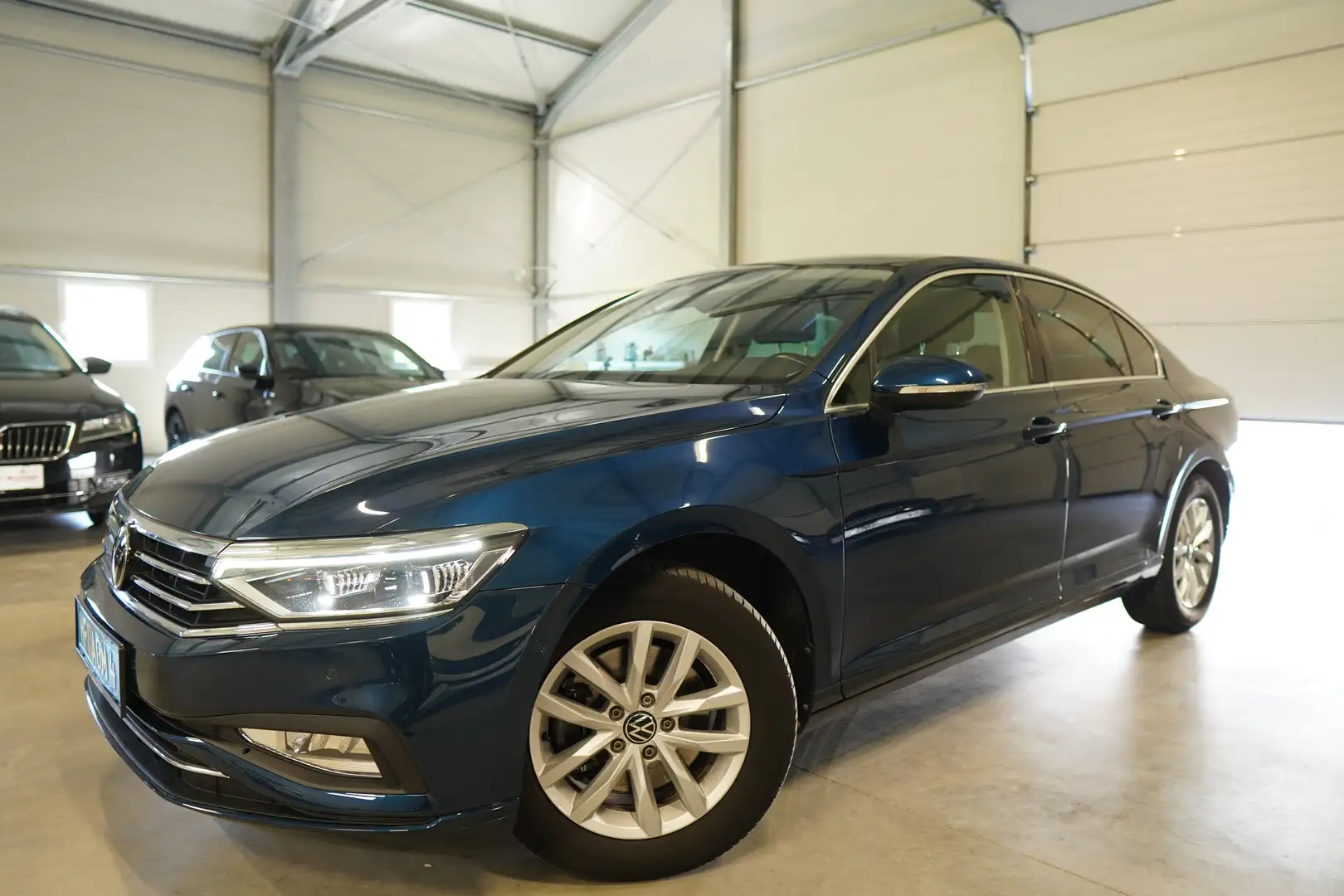 Volkswagen Passat Passat Business 2,0 SCR TDI DSG MATRIX PANO AHK Blau - 1