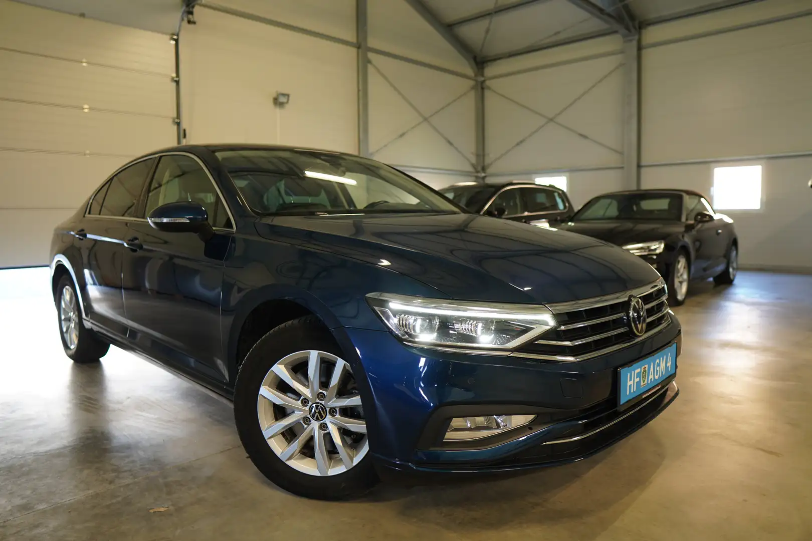 Volkswagen Passat Passat Business 2,0 SCR TDI DSG MATRIX PANO AHK Blau - 2