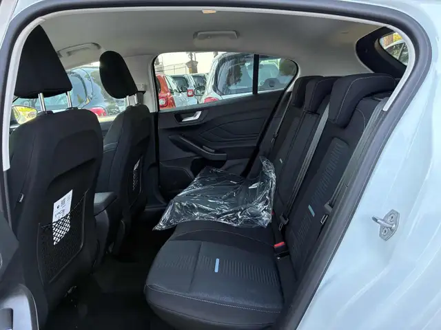Ford Focus view 8