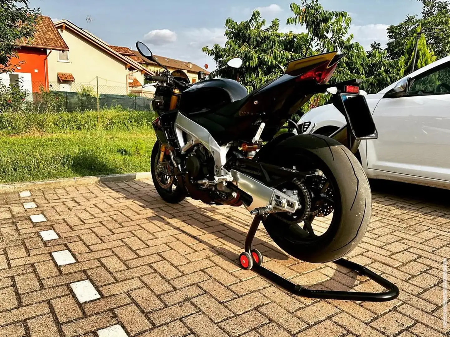 Aprilia Tuono v4 factory - 1